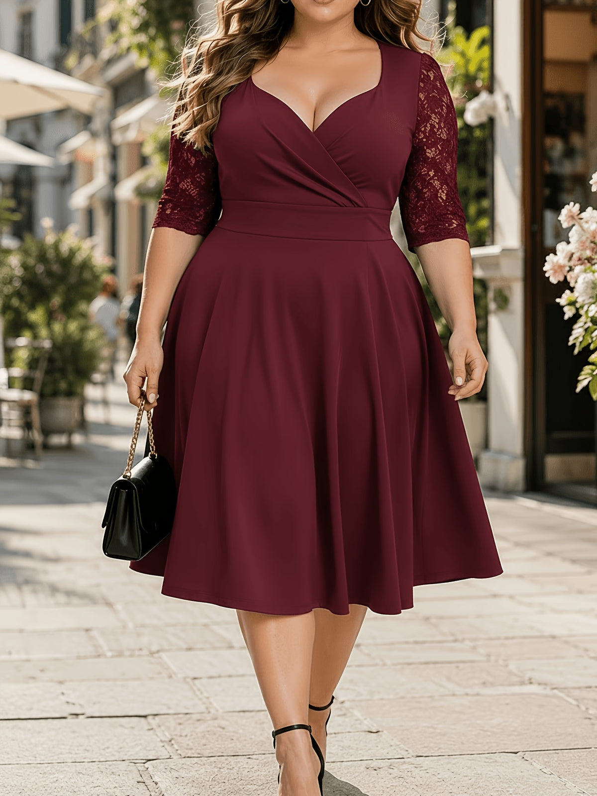 Robe cocktail grande taille — Manches dentelle et jupe évasée