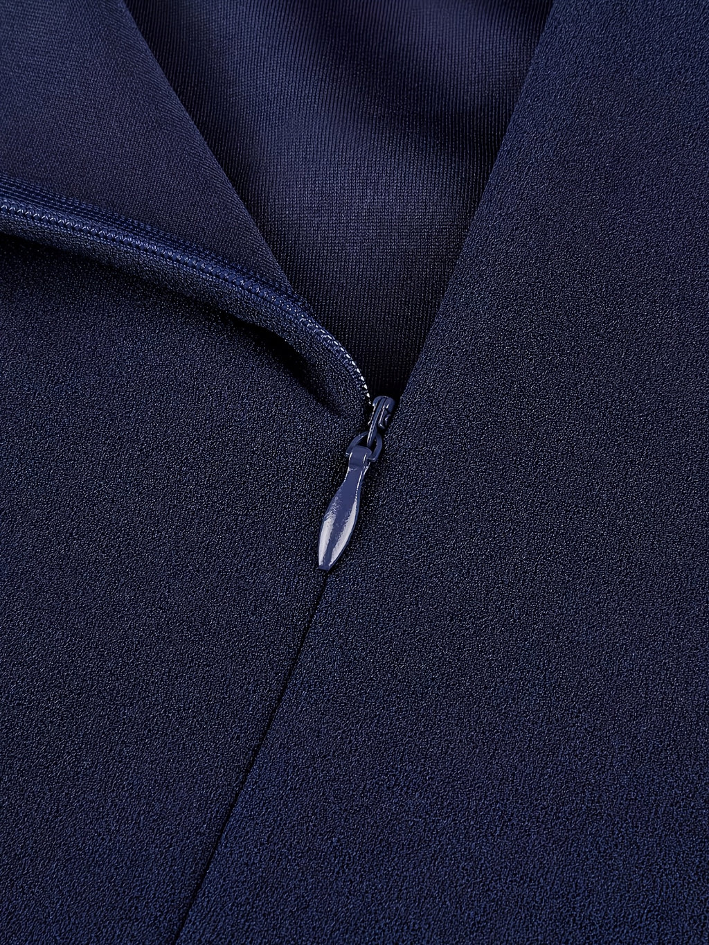 Robe cocktail grande taille — Manches dentelle et jupe évasée