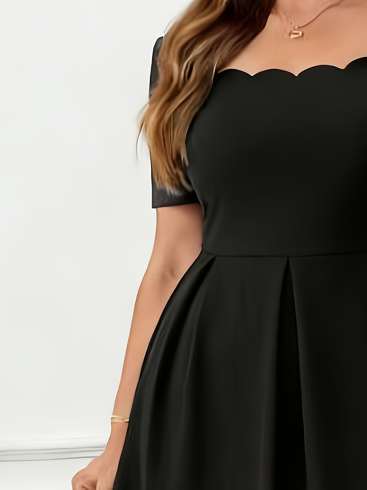 Robe cocktail grande taille — Noire à encolure festonnée