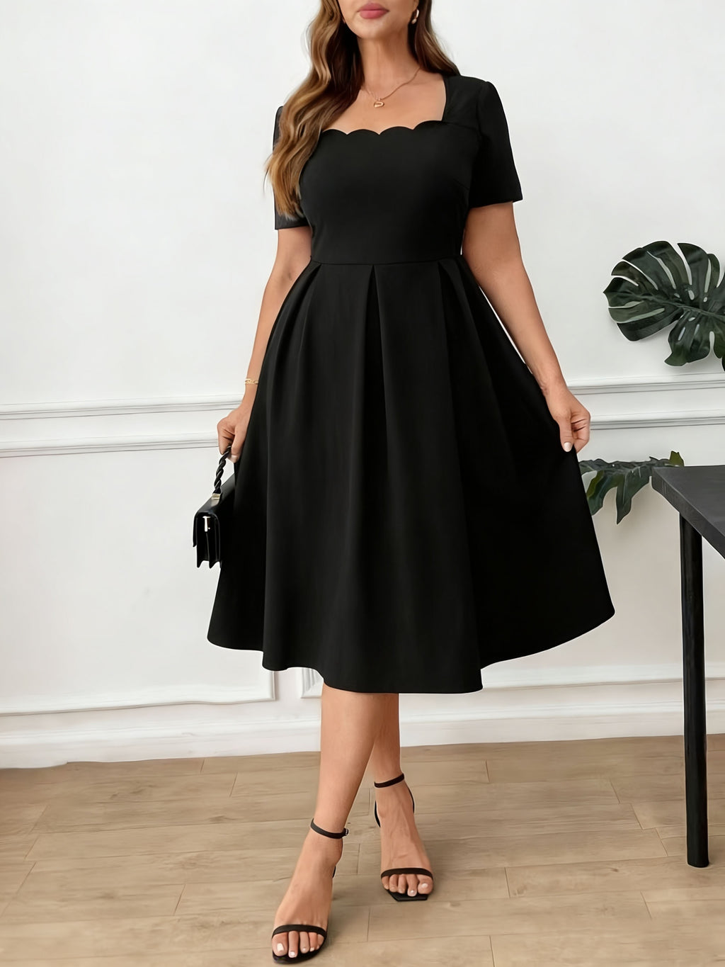 Robe cocktail grande taille — Noire à encolure festonnée