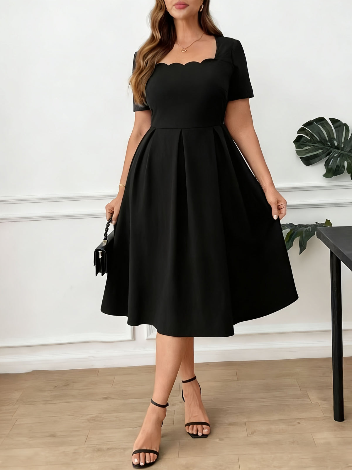 Robe cocktail grande taille — Noire à encolure festonnée
