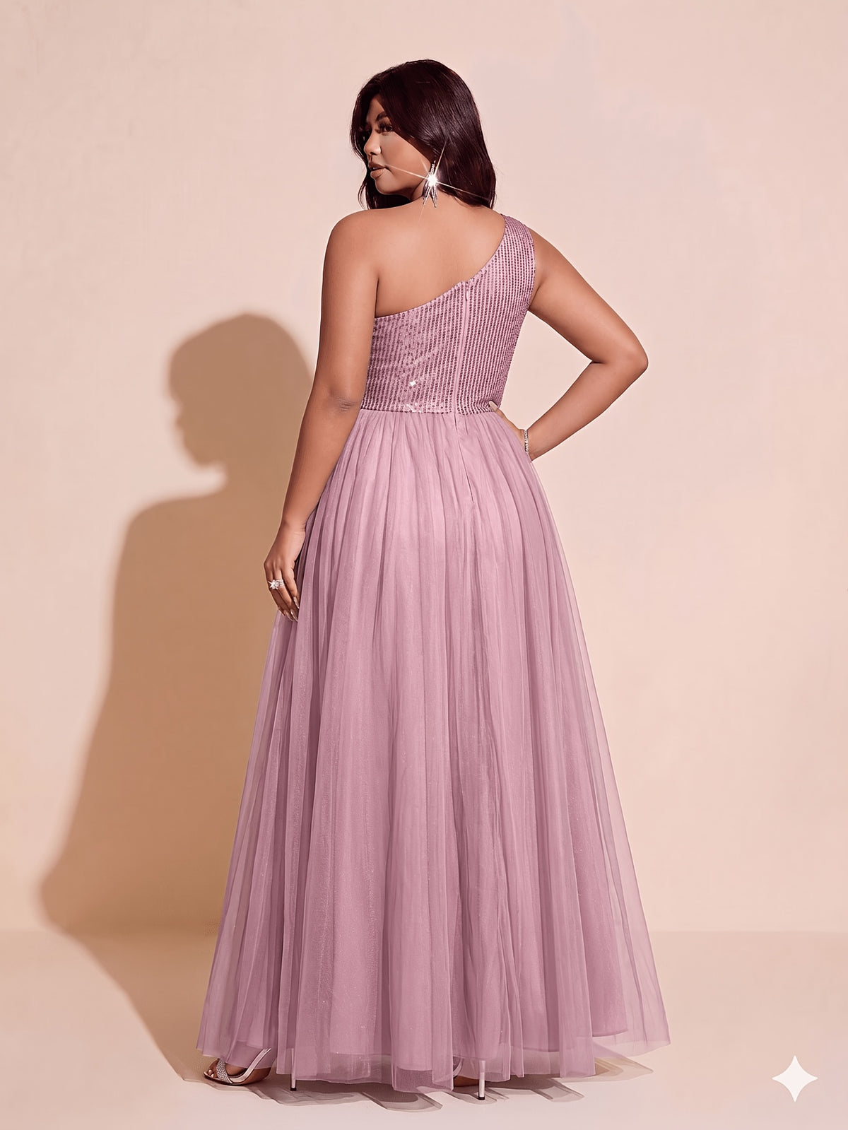 Robe de cocktail grande taille — Épaule unique et sequins