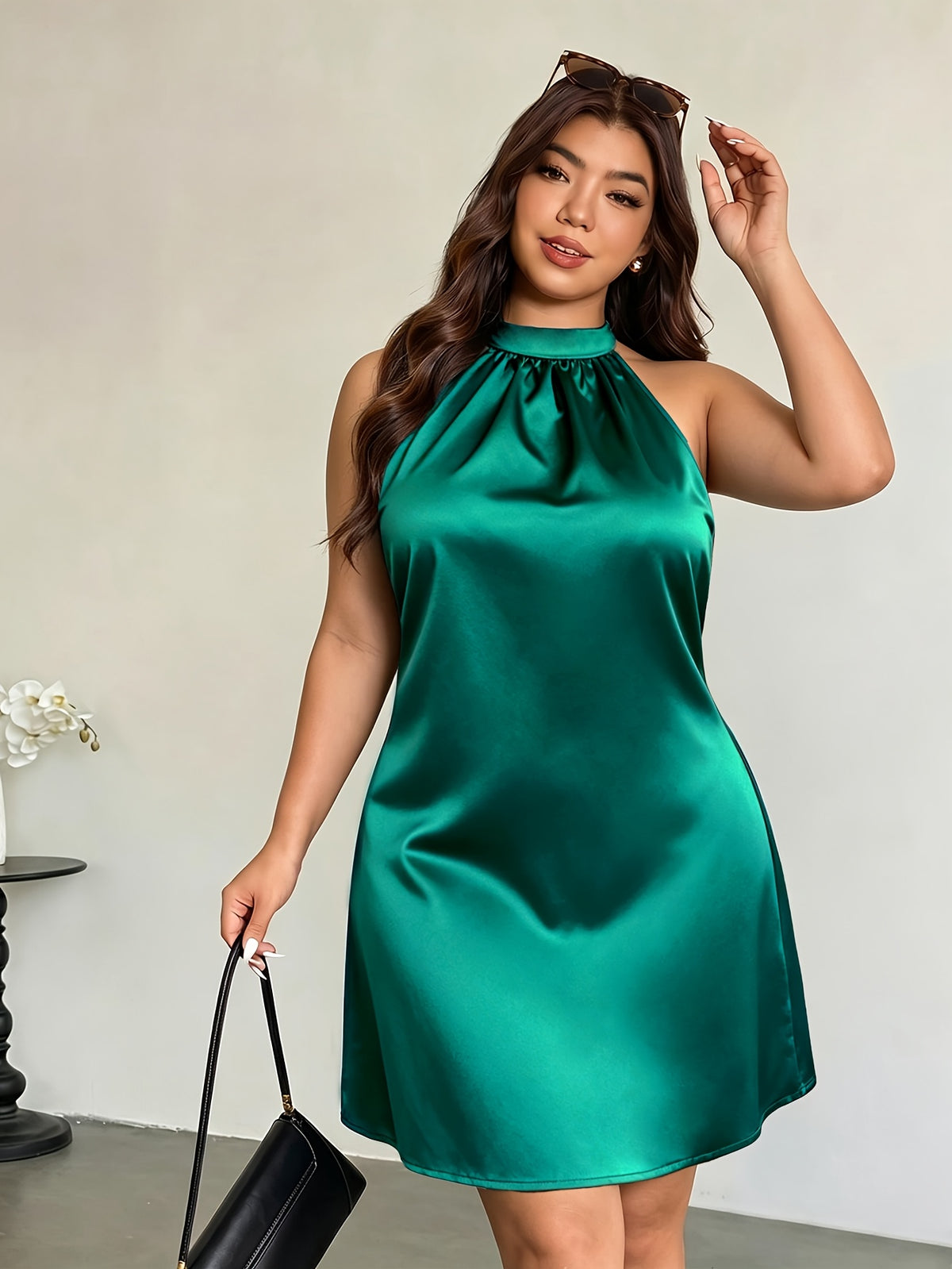 Robe de cocktail grande taille — Satin émeraude à col licou