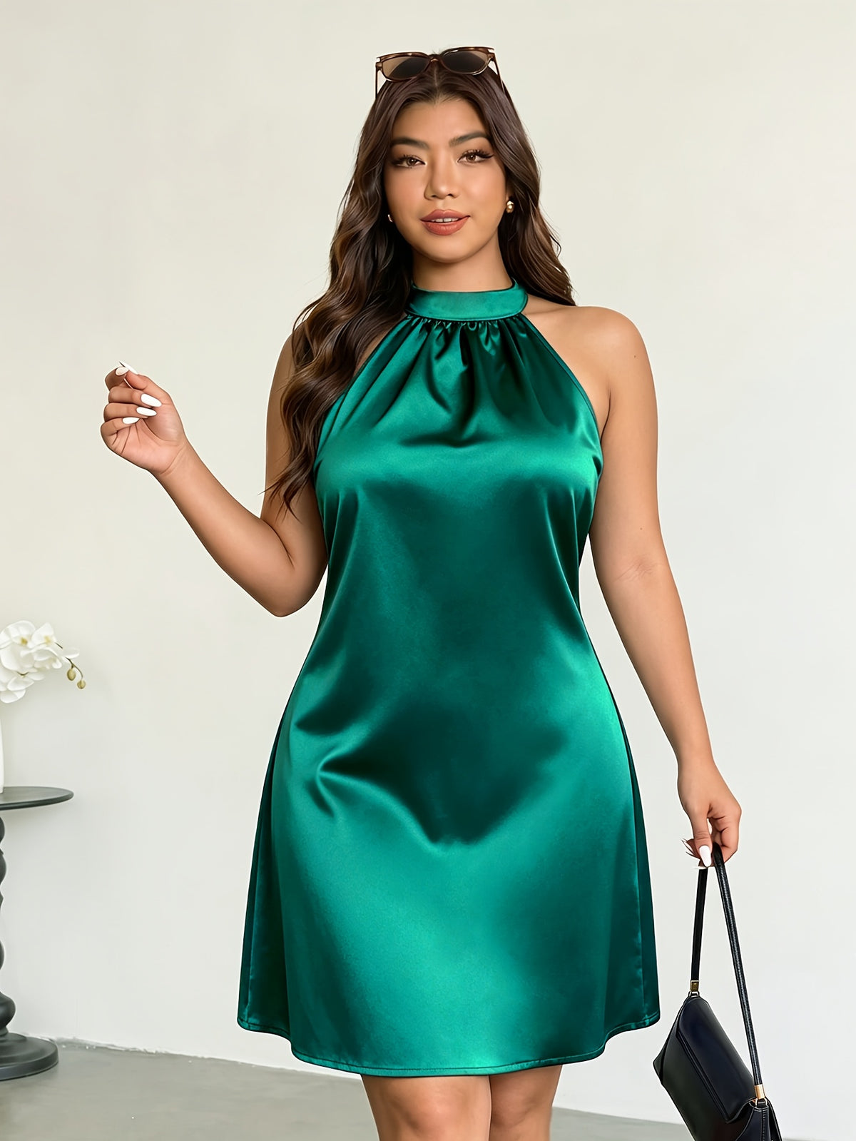 Robe de cocktail grande taille — Satin émeraude à col licou