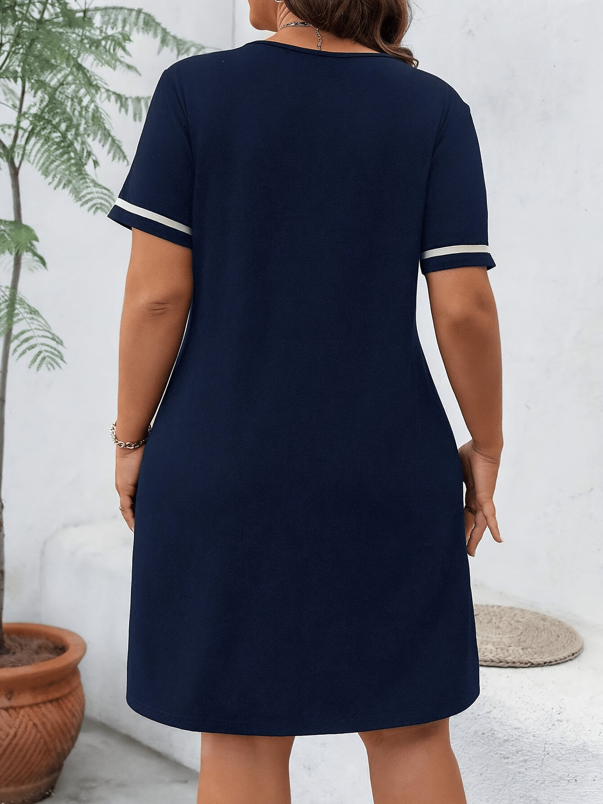 Robe courte grande taille — Col V à liseré blanc contrasté