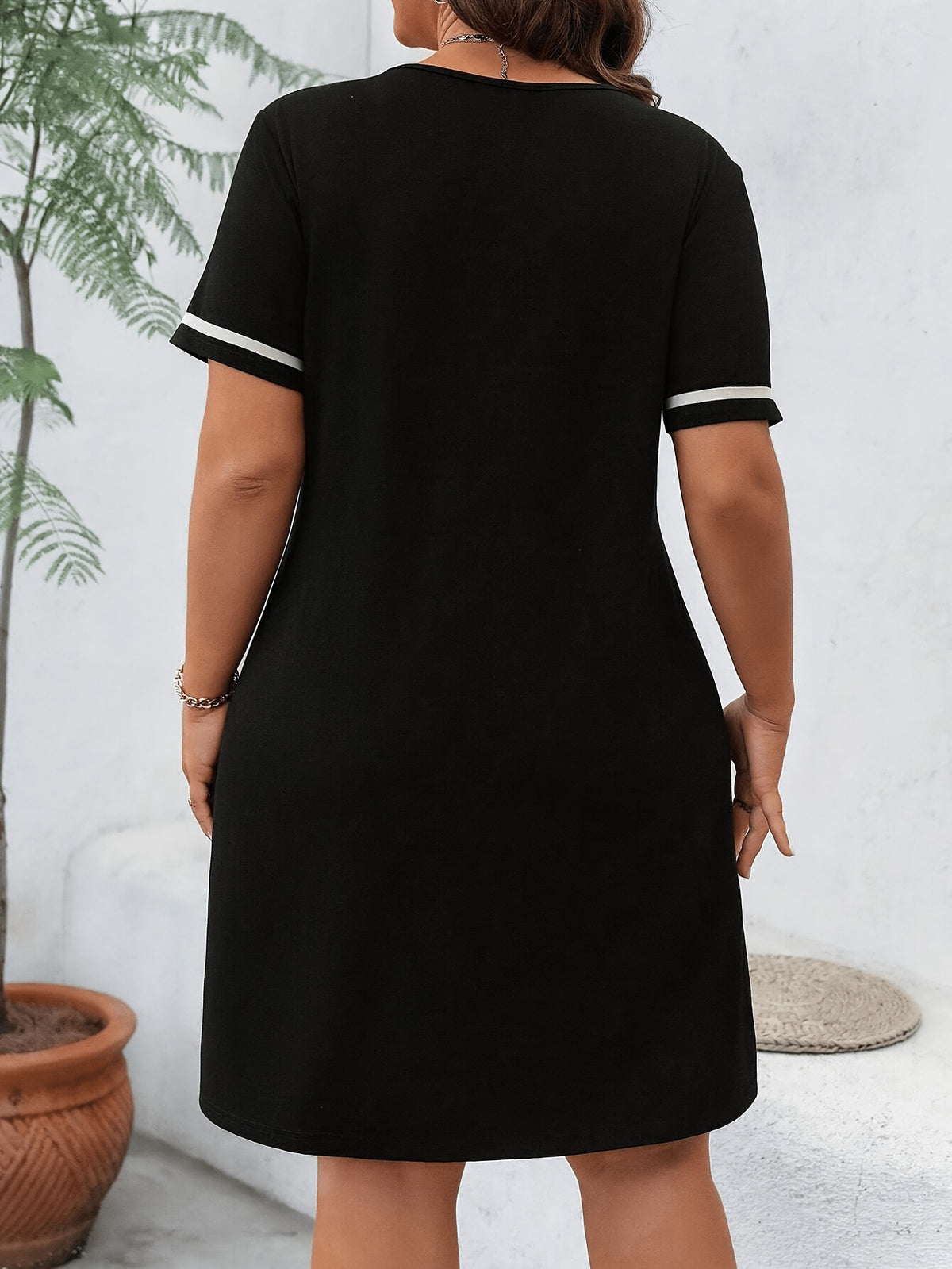 Robe courte grande taille — Col V à liseré blanc contrasté