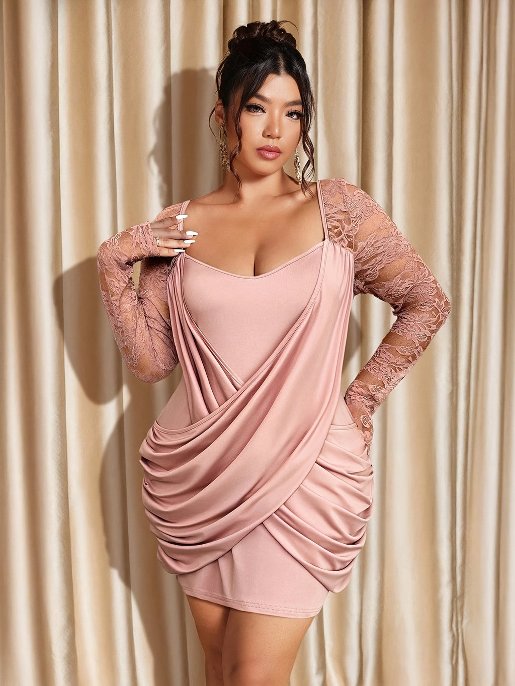 Robe courte grande taille — Drapé noir et manches dentelle