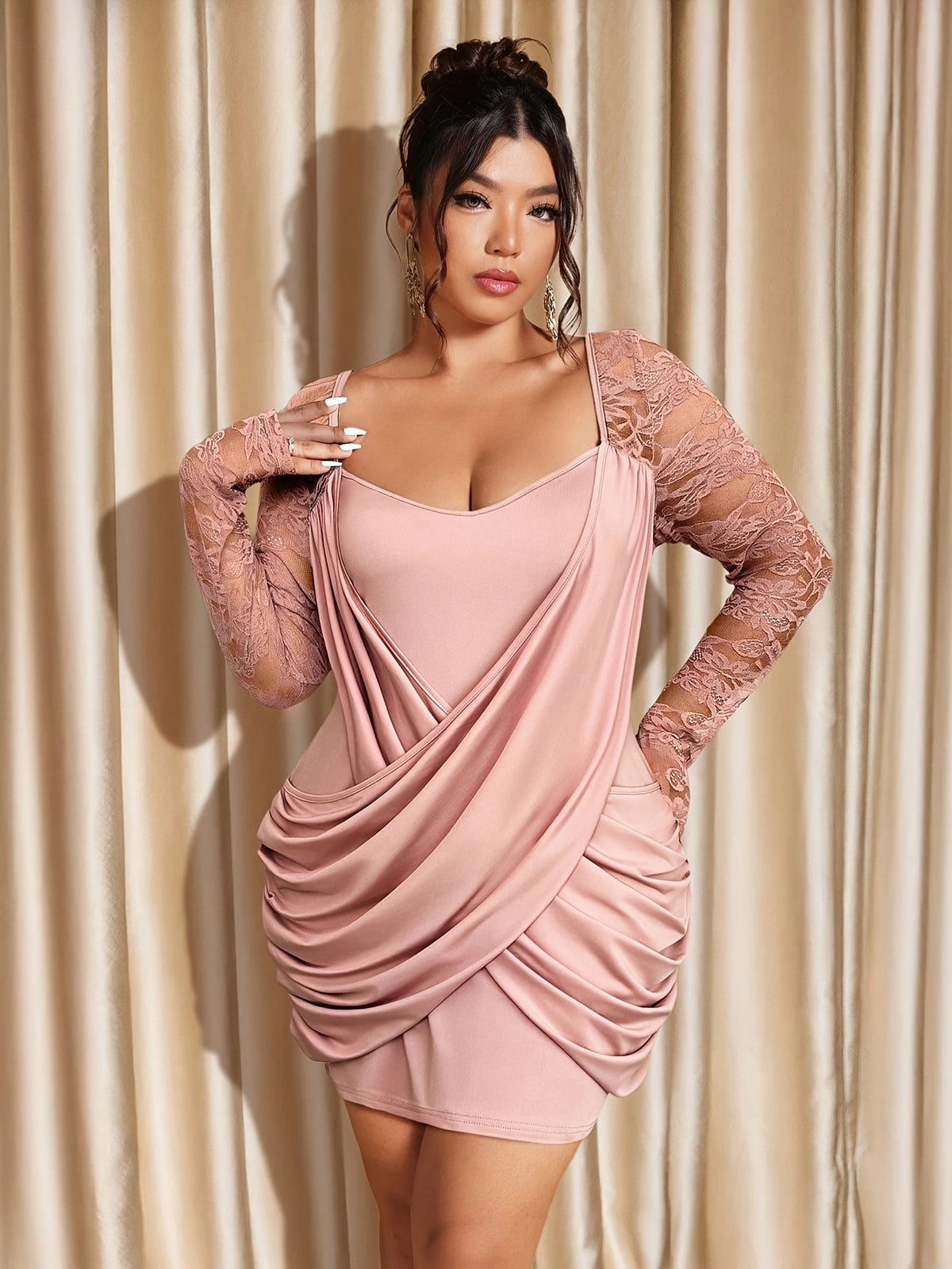 Robe courte grande taille — Drapé noir et manches dentelle