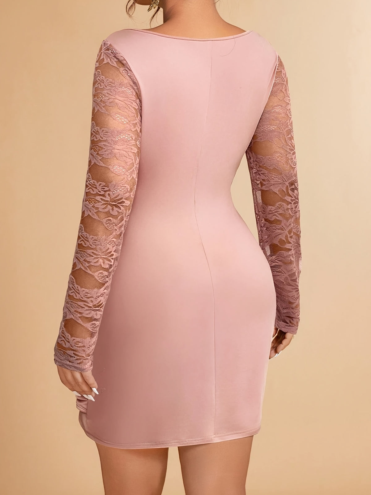Robe courte grande taille — Drapé noir et manches dentelle