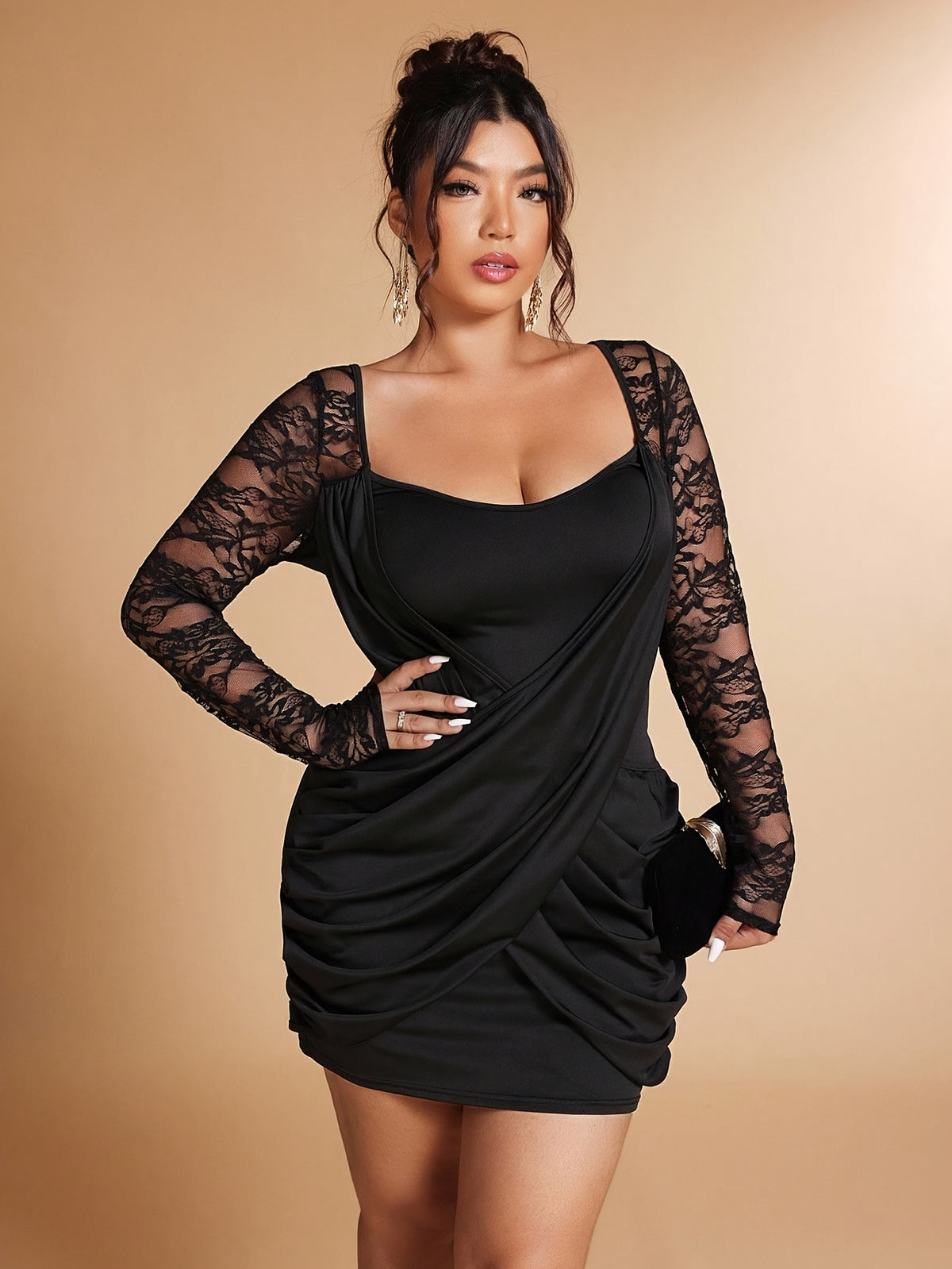 Robe courte grande taille — Drapé noir et manches dentelle