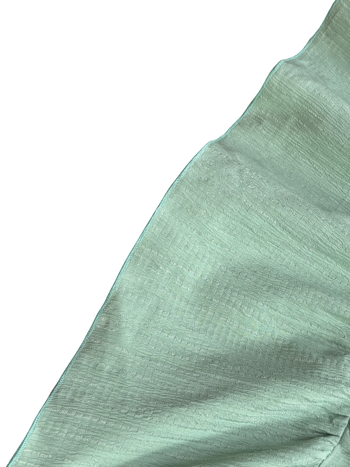 Robe courte grande taille, encolure oblique et crépon