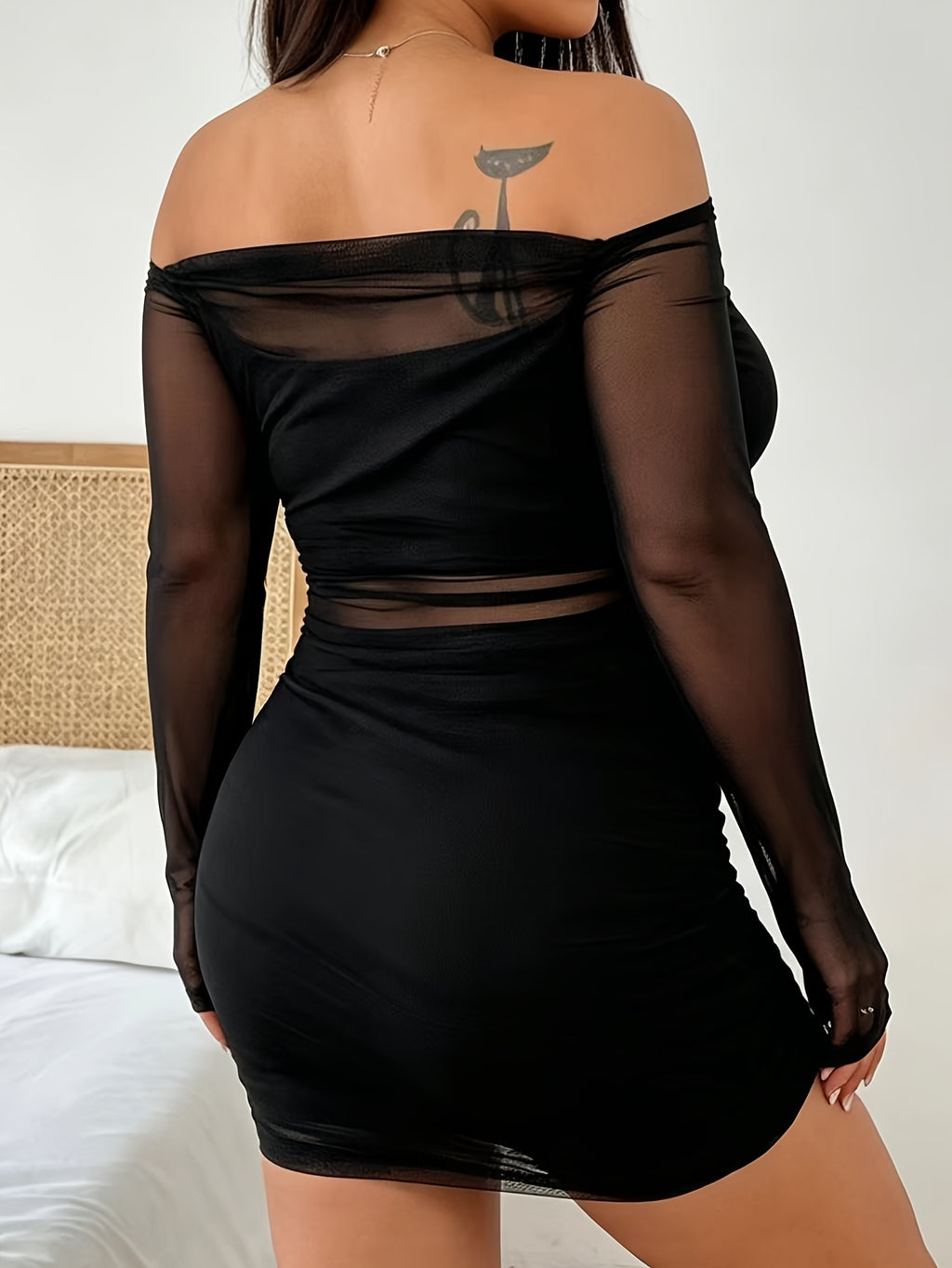 Robe courte grande taille — Épaules dénudées et voile noir