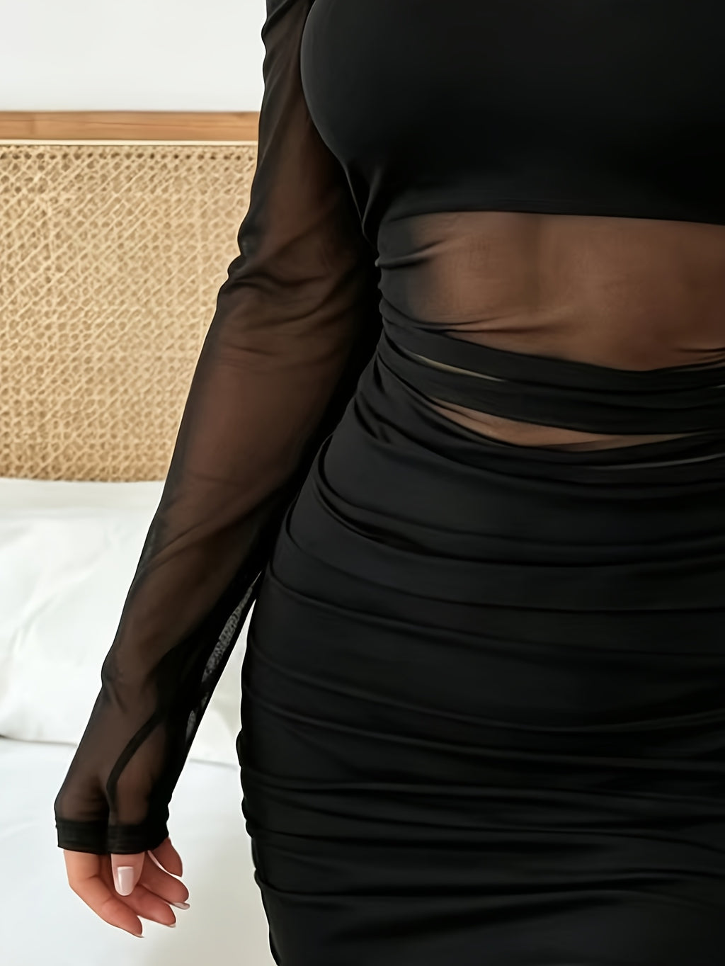 Robe courte grande taille — Épaules dénudées et voile noir