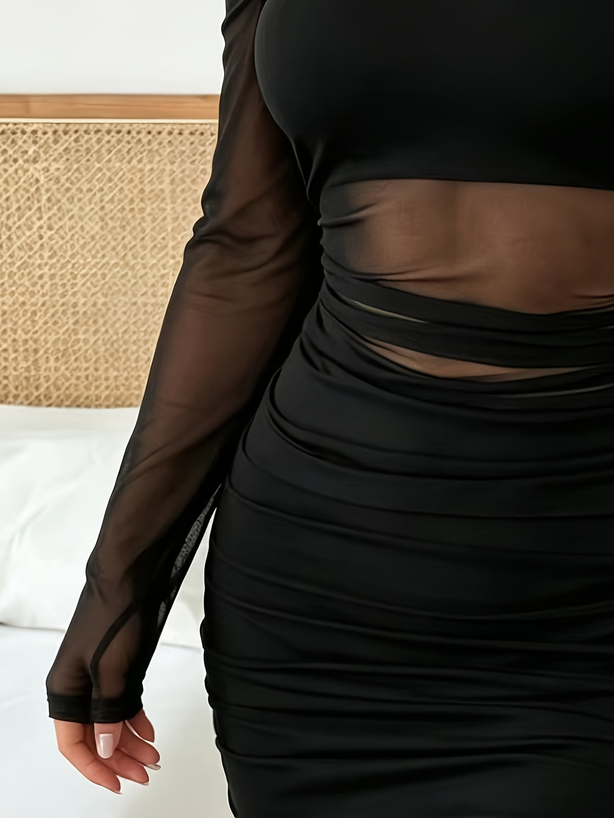 Robe courte grande taille — Épaules dénudées et voile noir