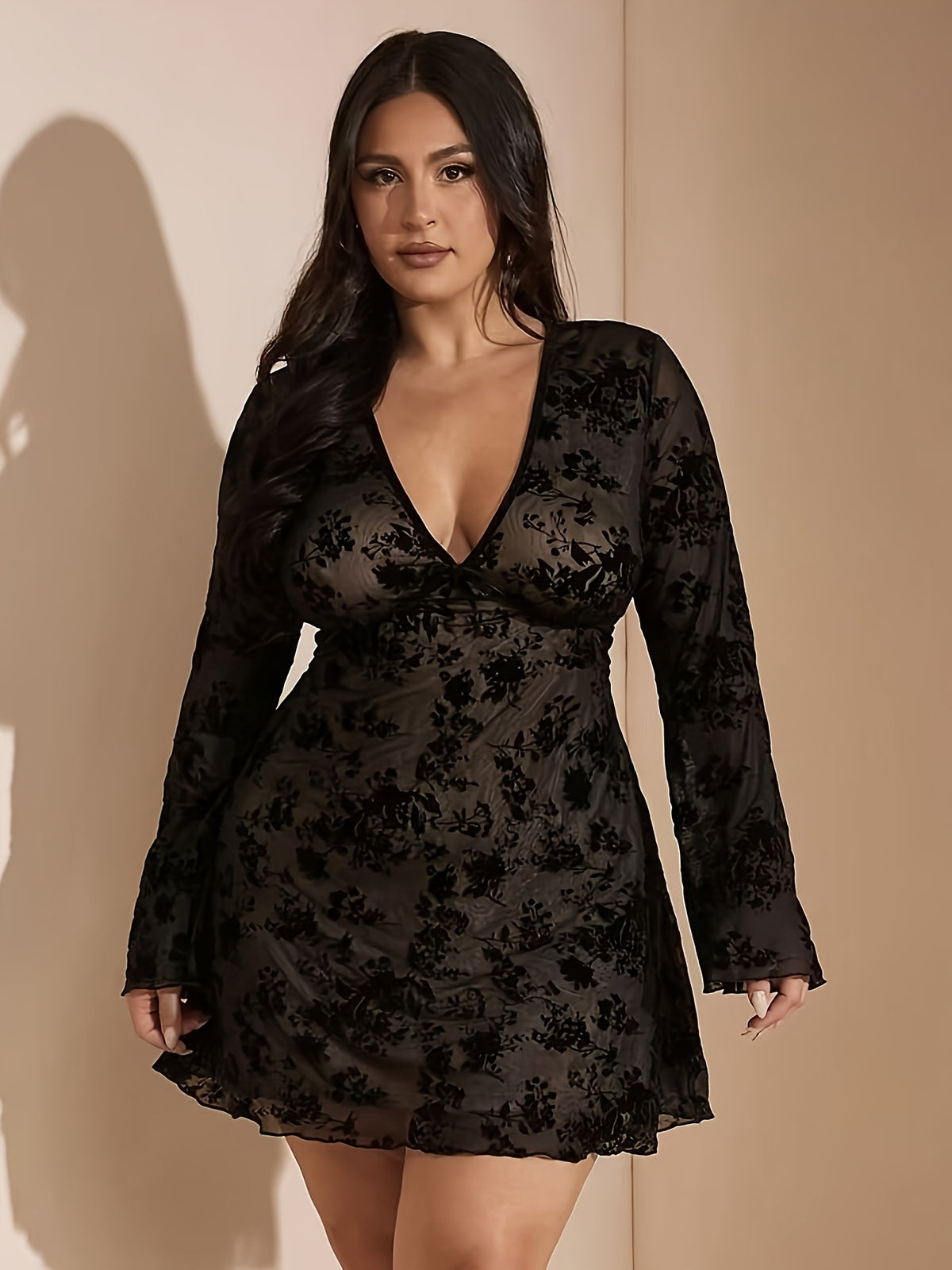 Robe courte grande taille, maille florale et manches évasées
