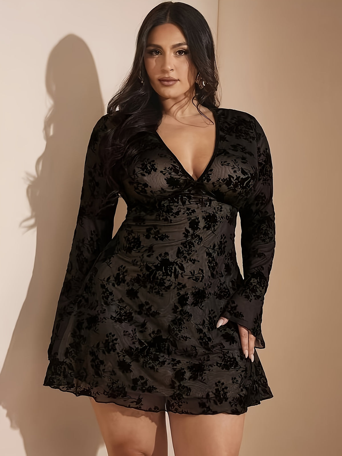 Robe courte grande taille, maille florale et manches évasées