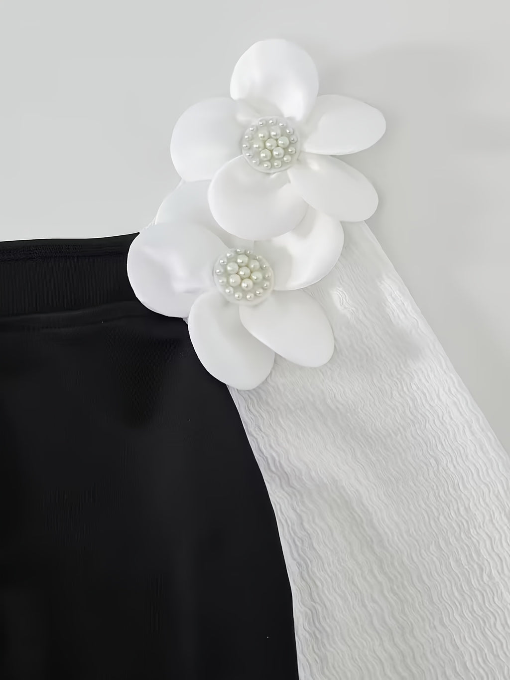 Robe courte grande taille — Manches blanches et fleurs 3D