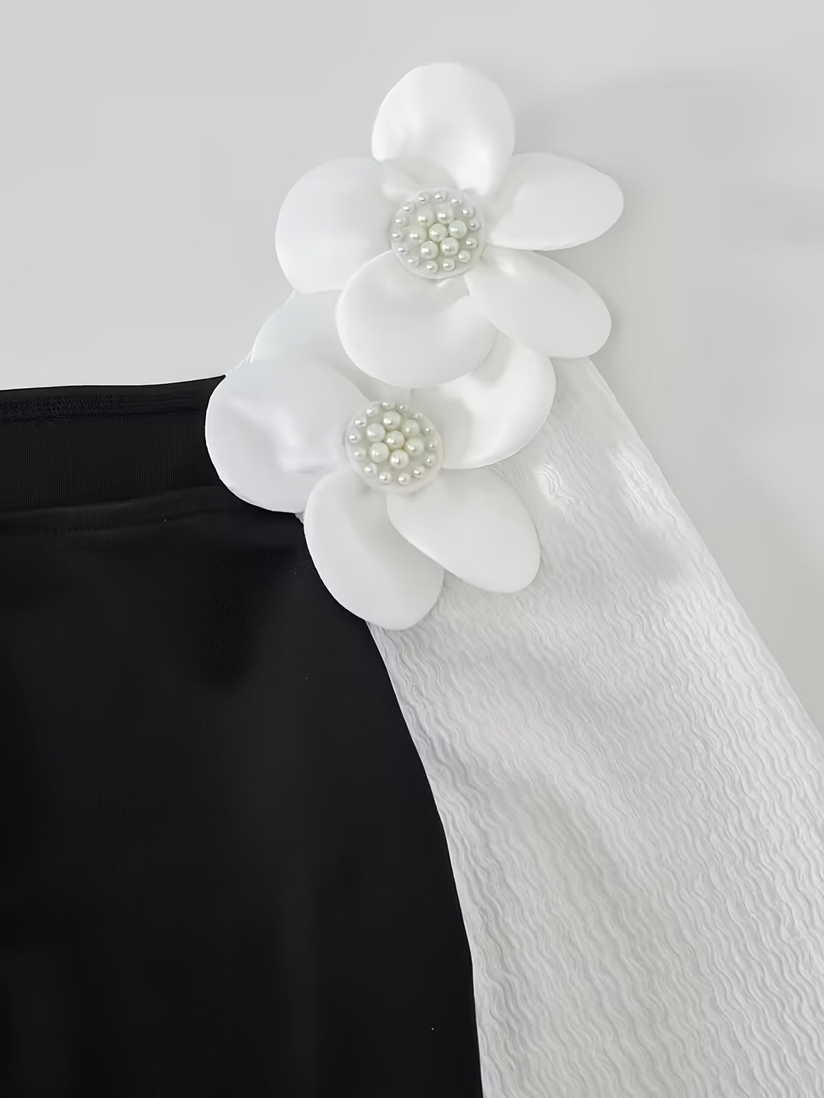 Robe courte grande taille — Manches blanches et fleurs 3D