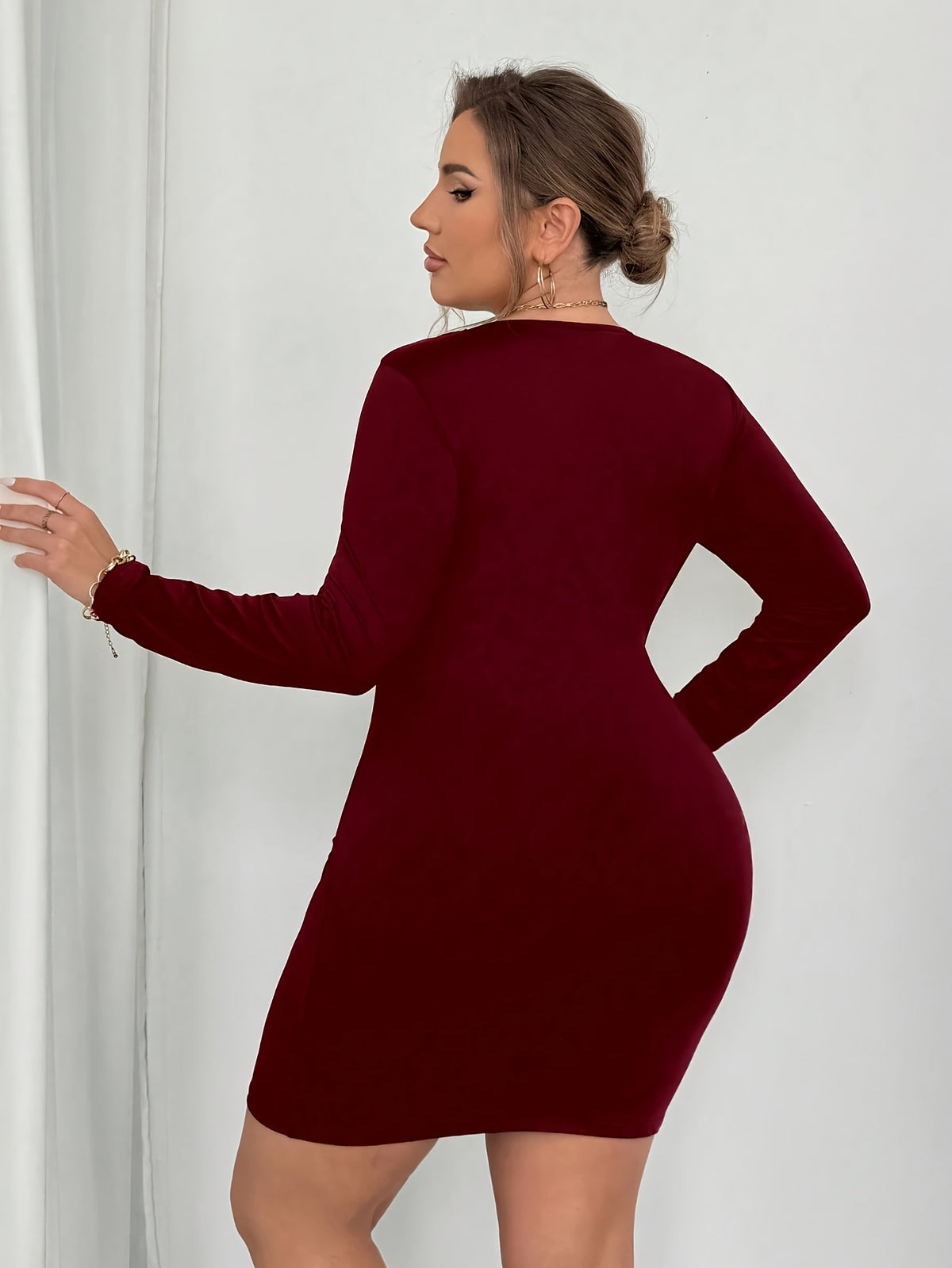 Robe courte grande taille — Moulante noire à insert mesh