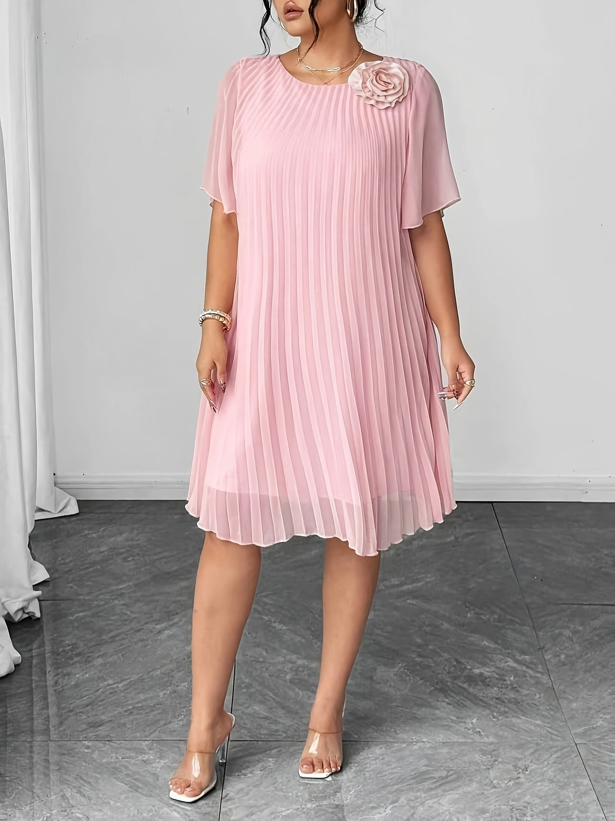 Robe courte grande taille — Mousseline plissée en soleil