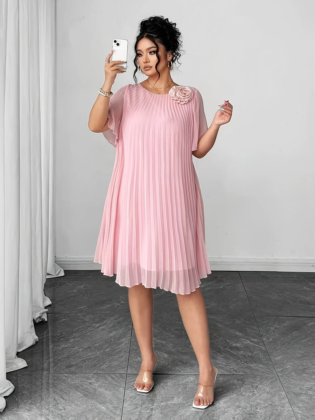 Robe courte grande taille — Mousseline plissée en soleil