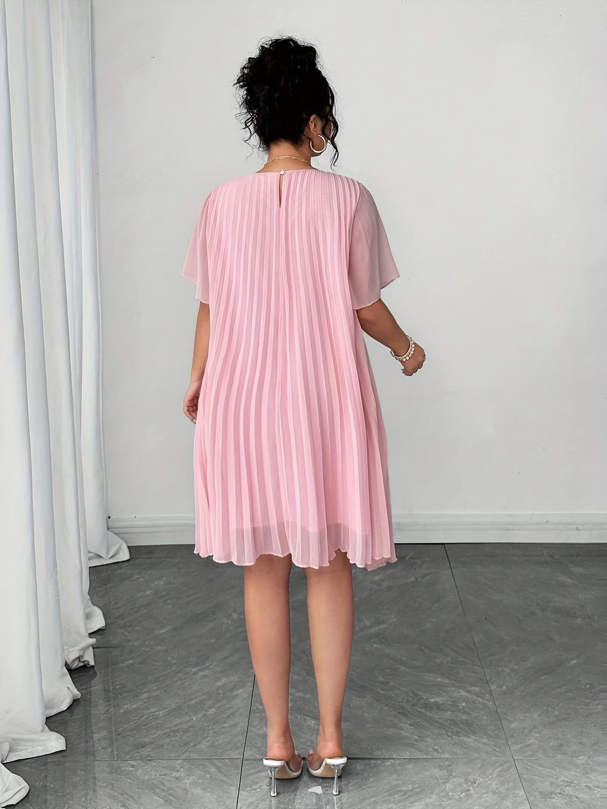 Robe courte grande taille — Mousseline plissée en soleil