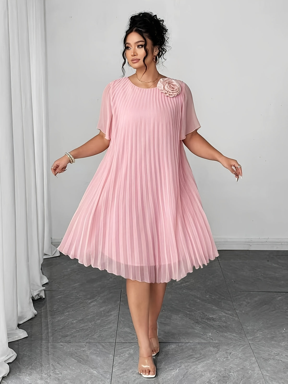 Robe courte grande taille — Mousseline plissée en soleil