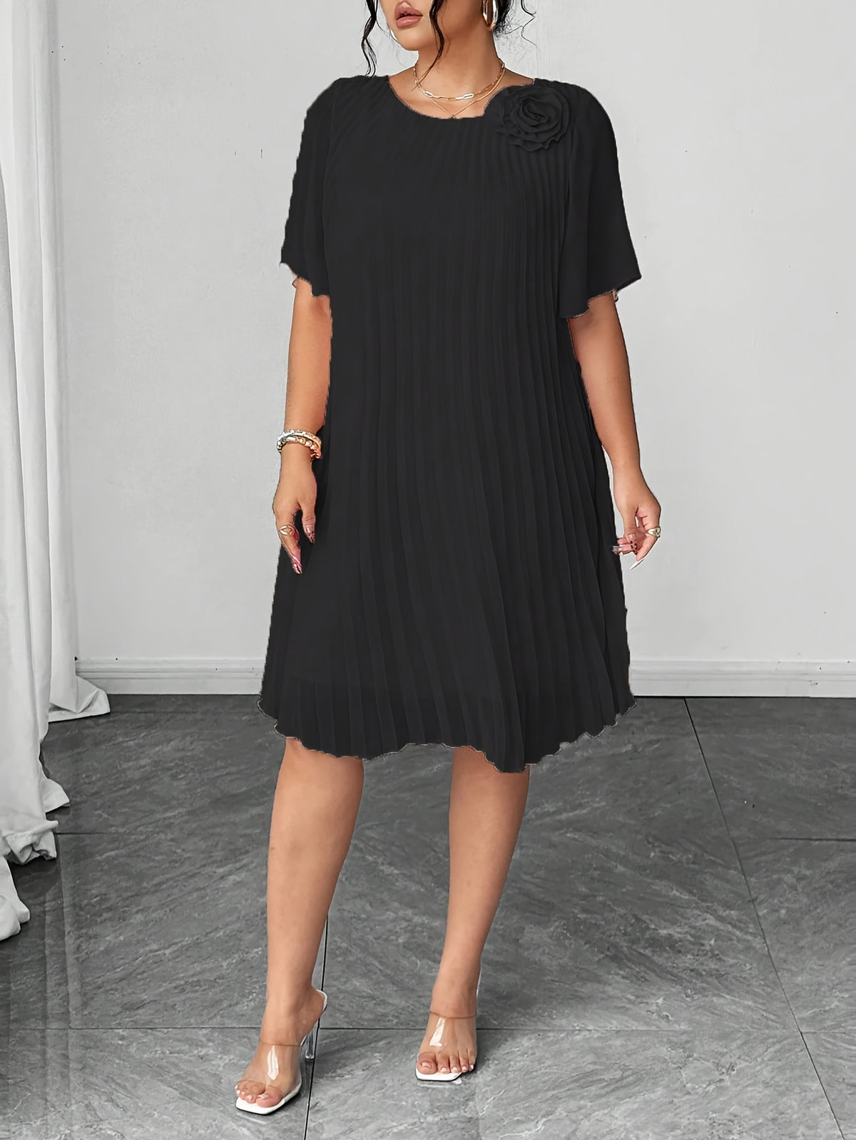 Robe courte grande taille — Mousseline plissée en soleil