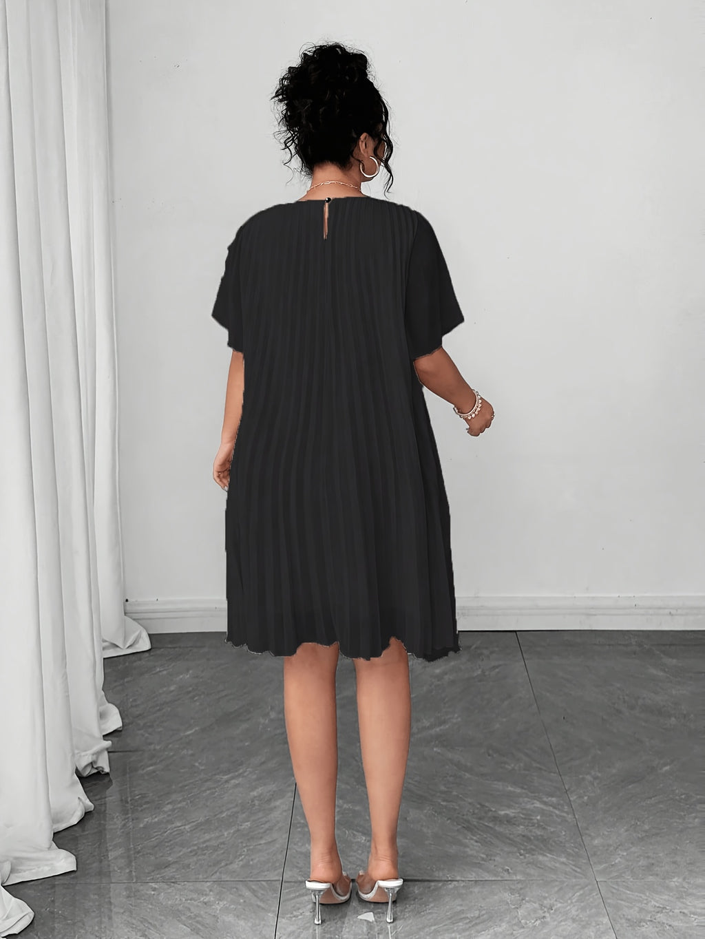 Robe courte grande taille — Mousseline plissée en soleil