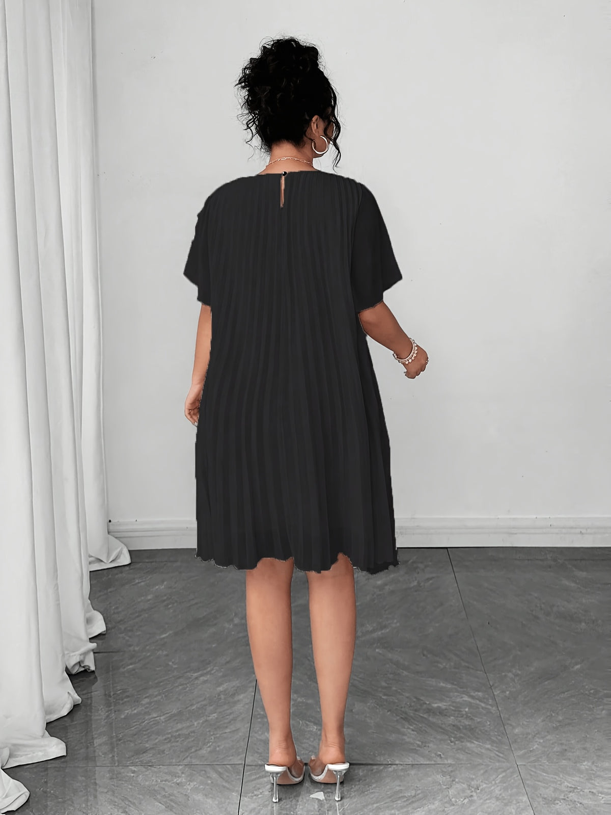 Robe courte grande taille — Mousseline plissée en soleil