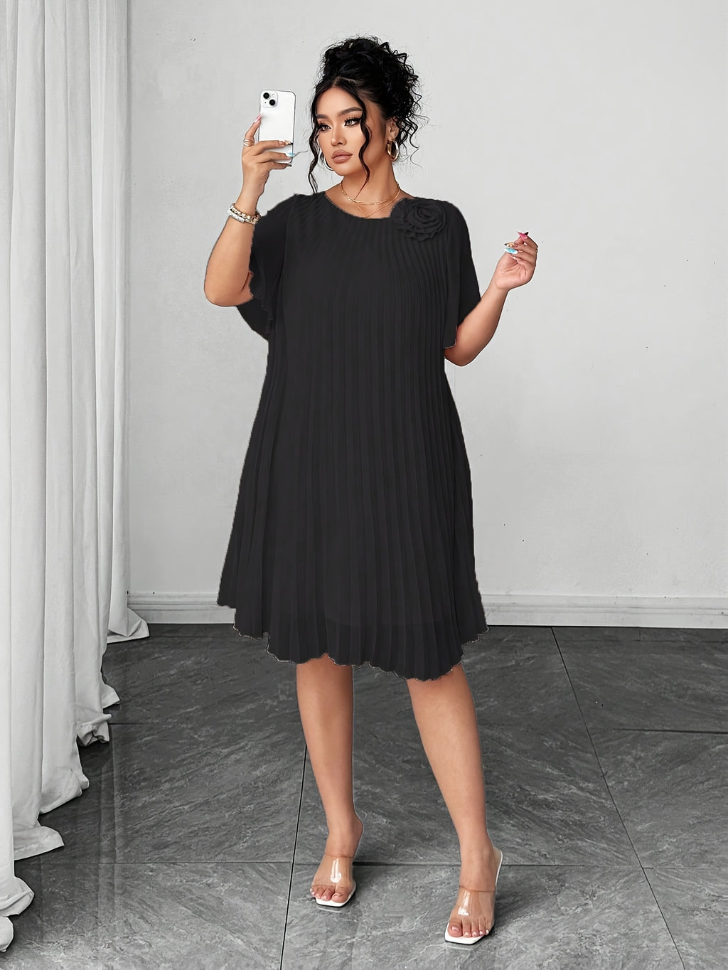 Robe courte grande taille — Mousseline plissée en soleil