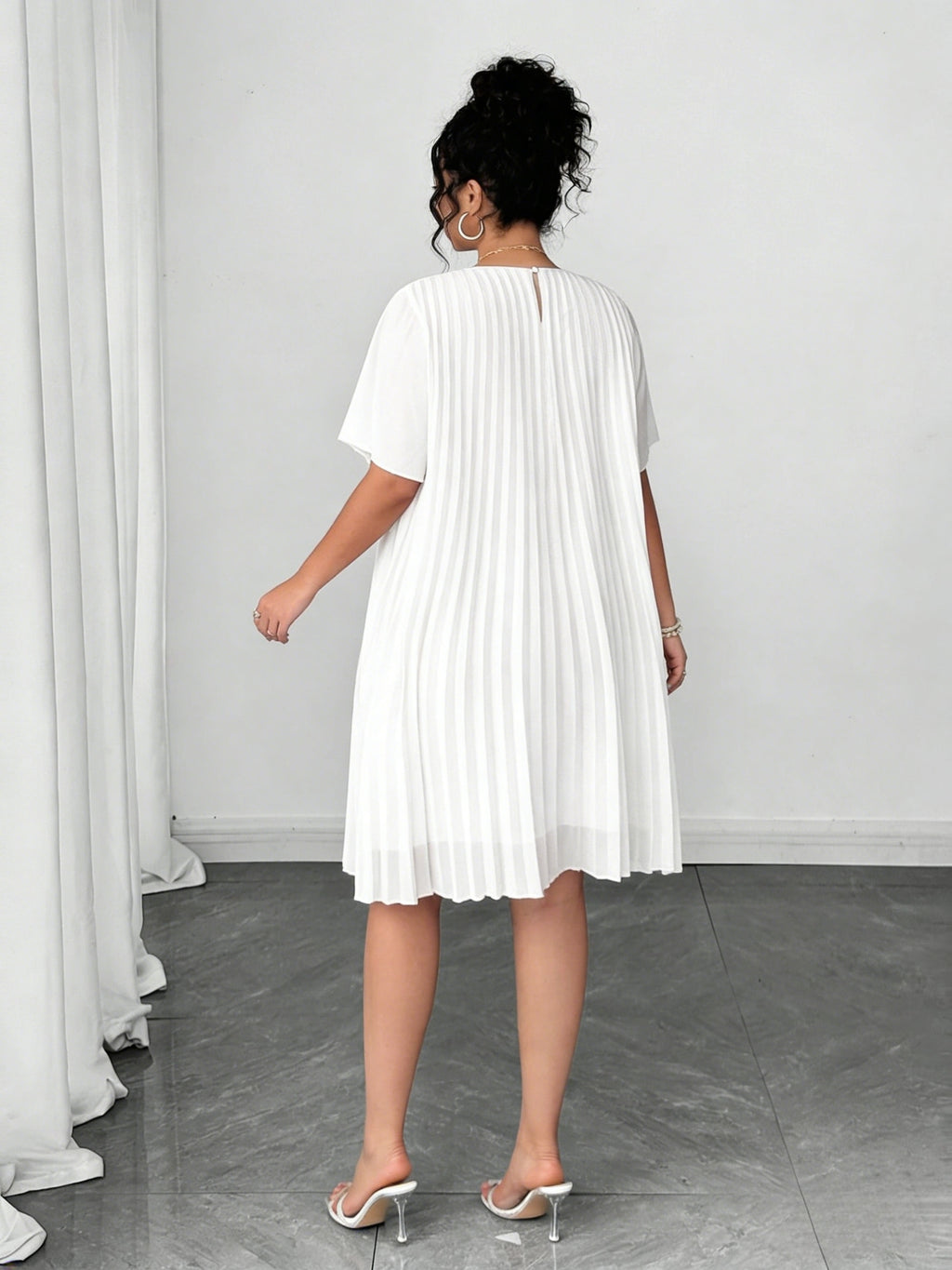 Robe courte grande taille — Mousseline plissée en soleil