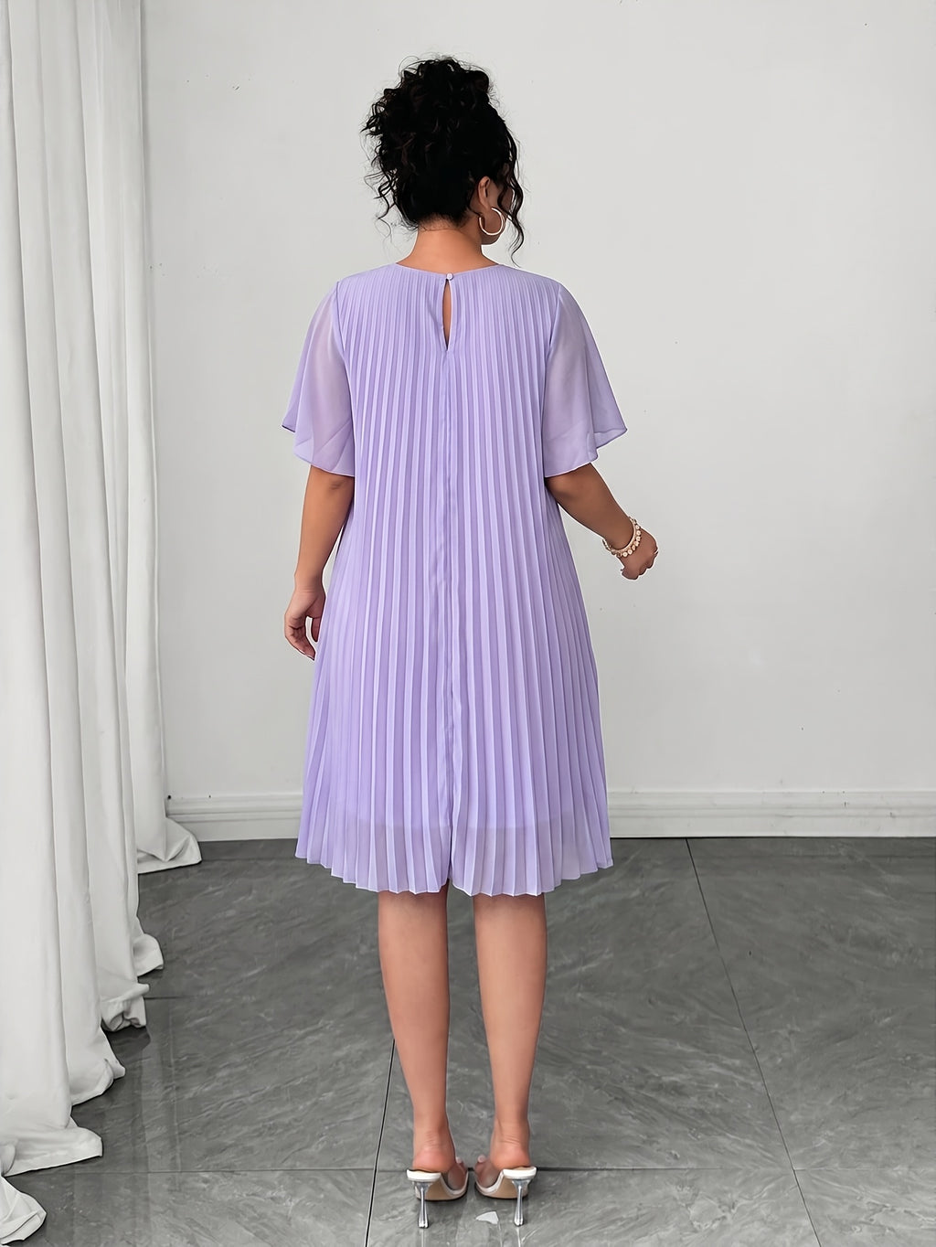 Robe courte grande taille — Mousseline plissée en soleil