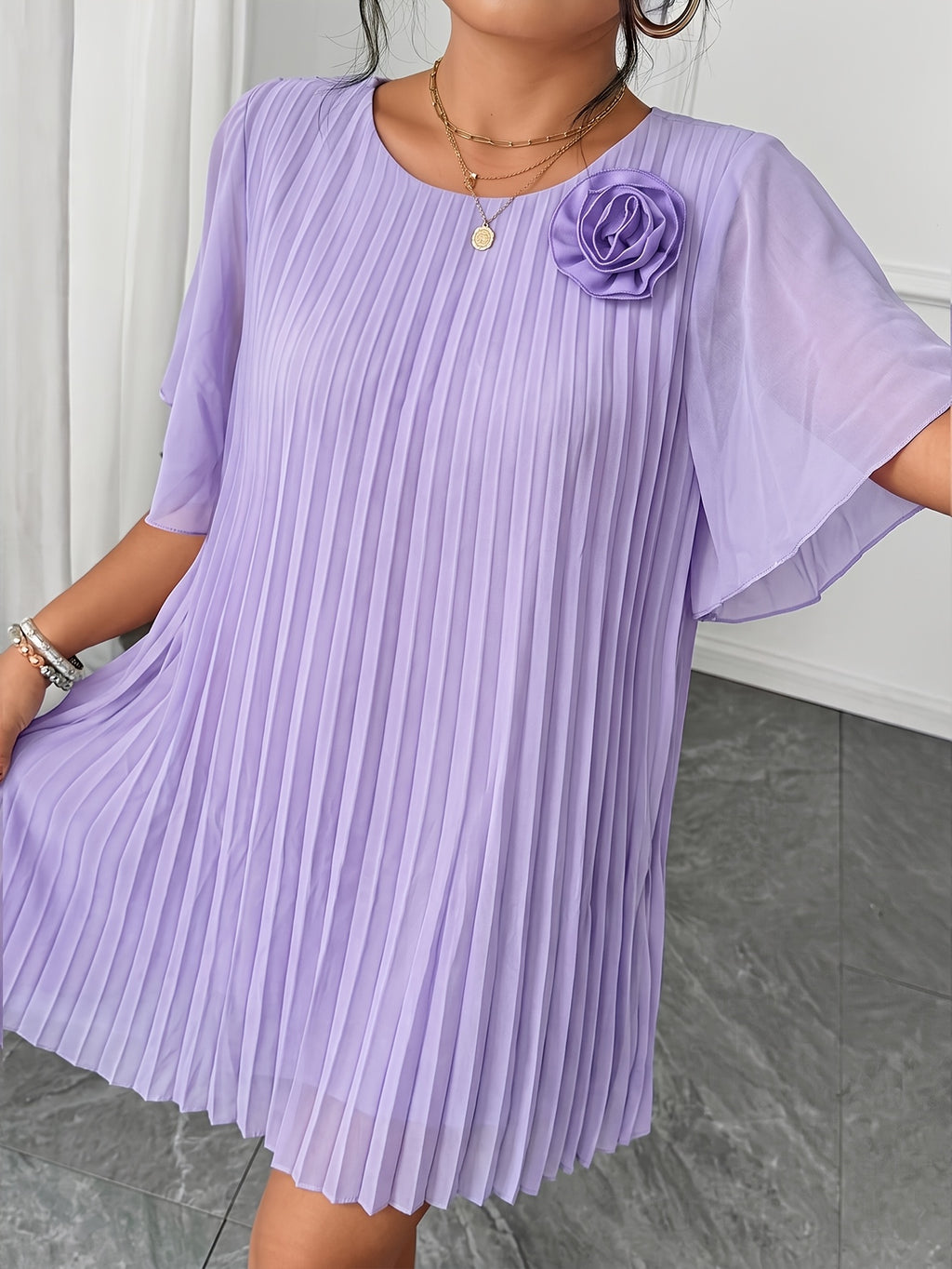 Robe courte grande taille — Mousseline plissée en soleil