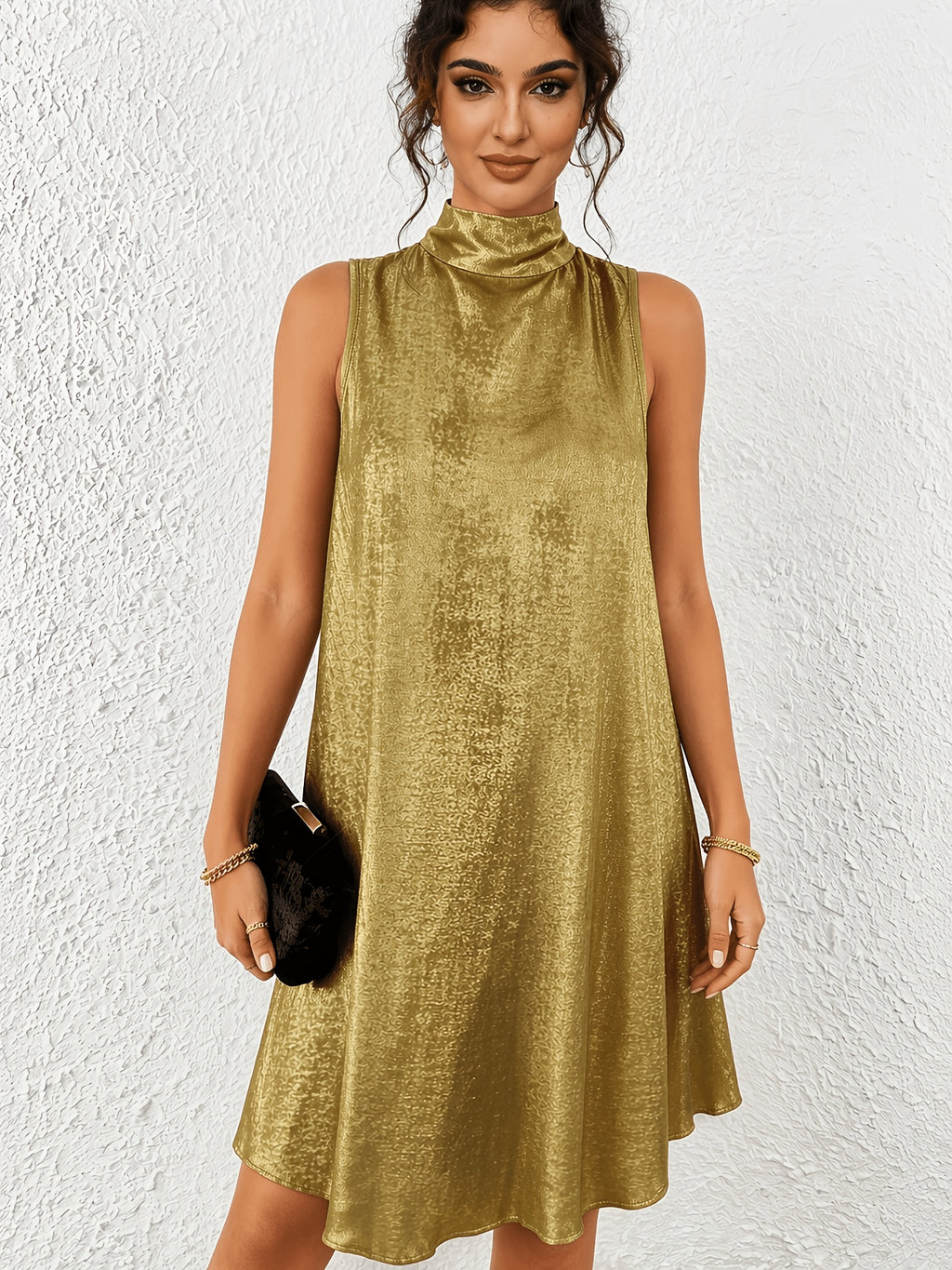 Robe courte grande taille, nœud dorsal et lamé mat