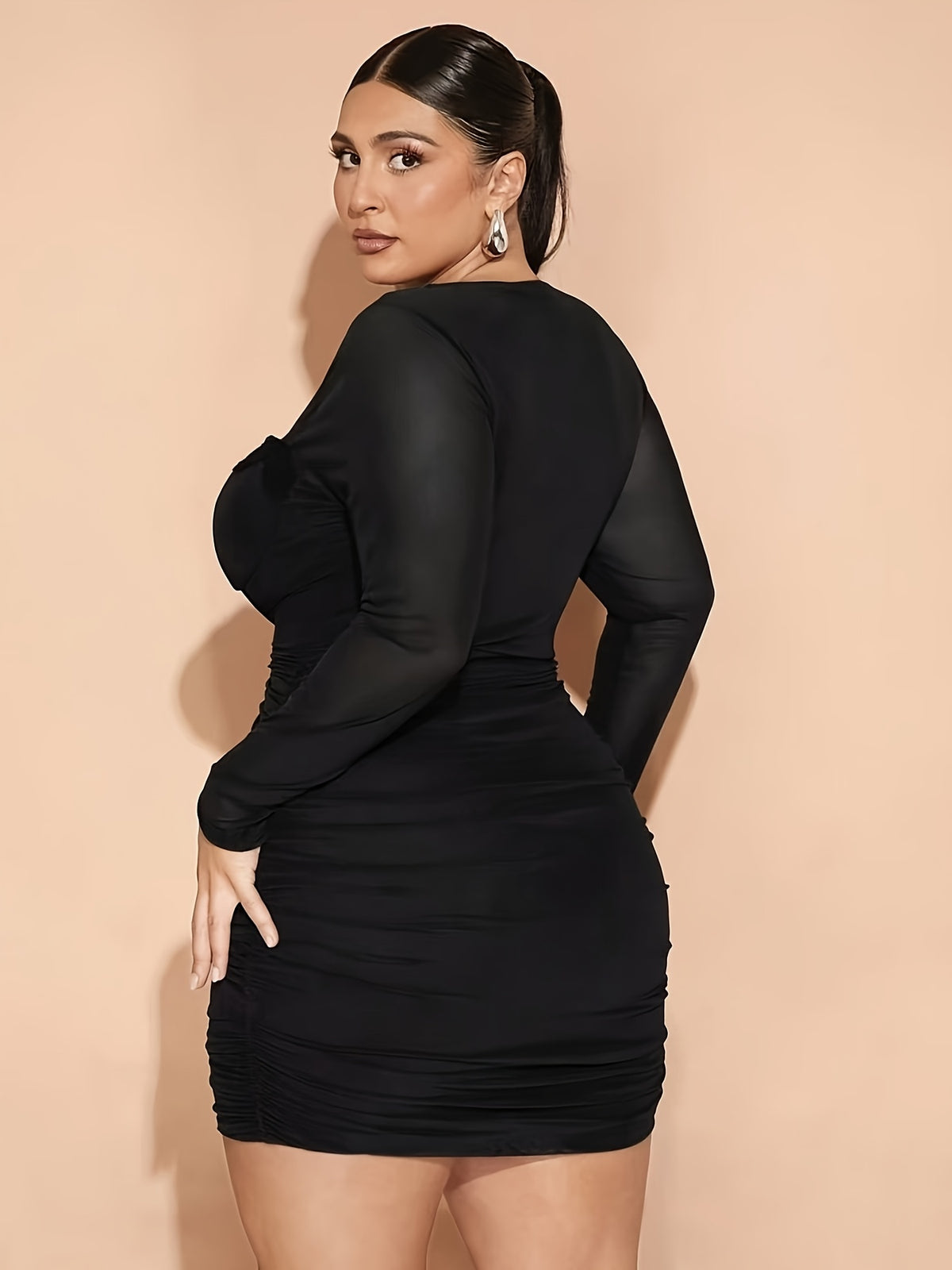 Robe courte grande taille — Noire à manches transparentes
