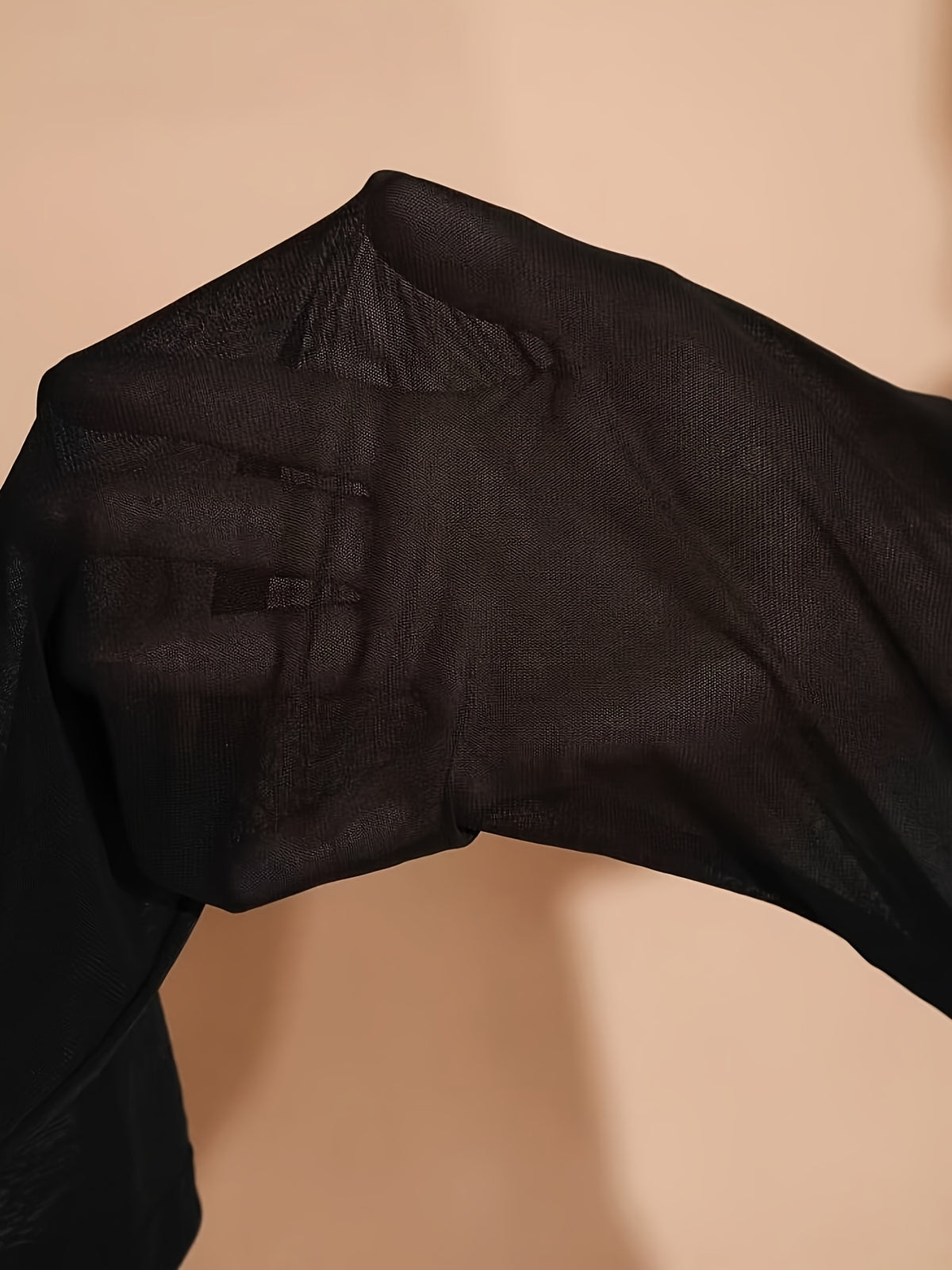 Robe courte grande taille — Noire à manches transparentes