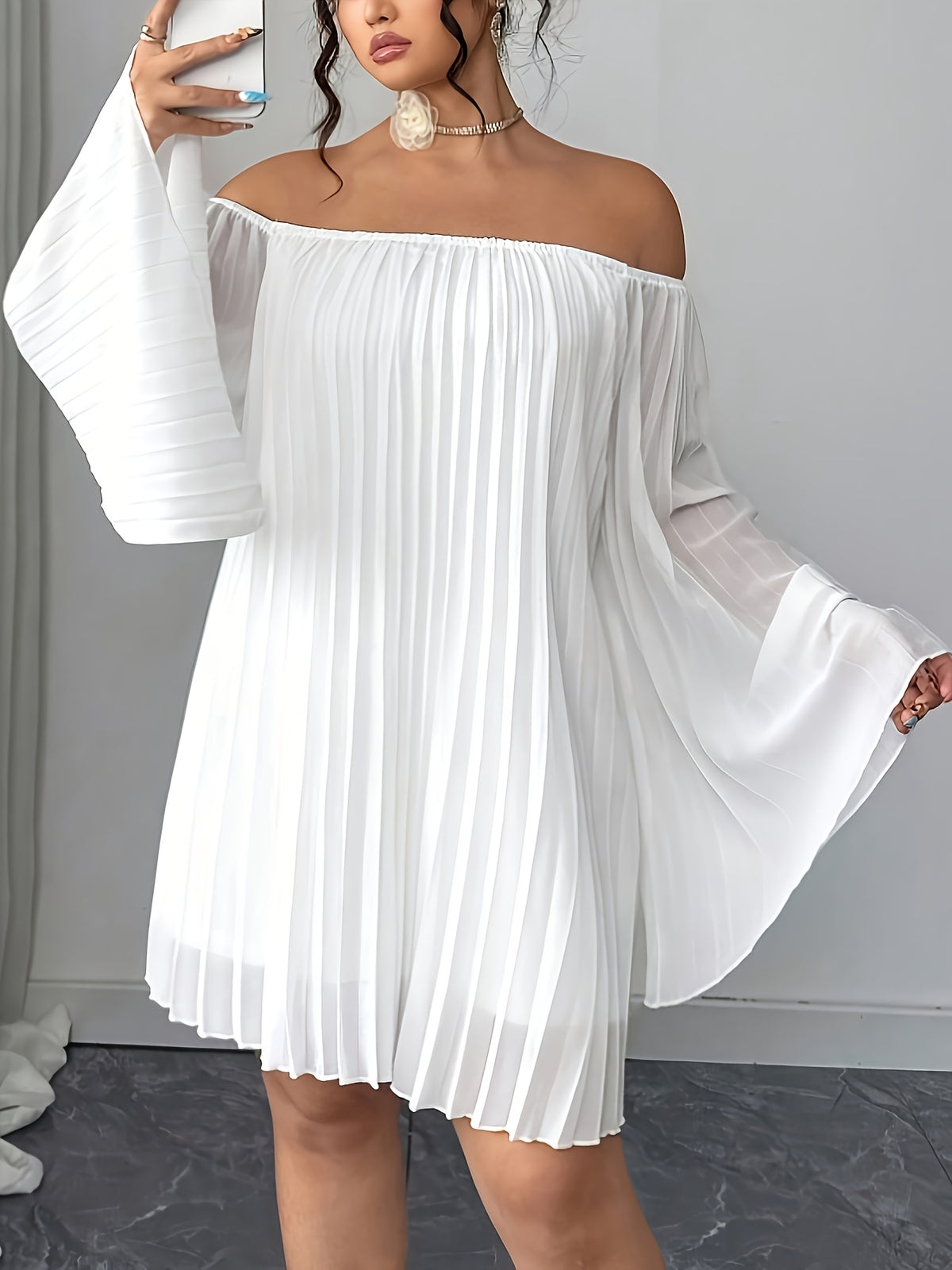 Robe courte grande taille — Voile plissé blanc, épaules nues