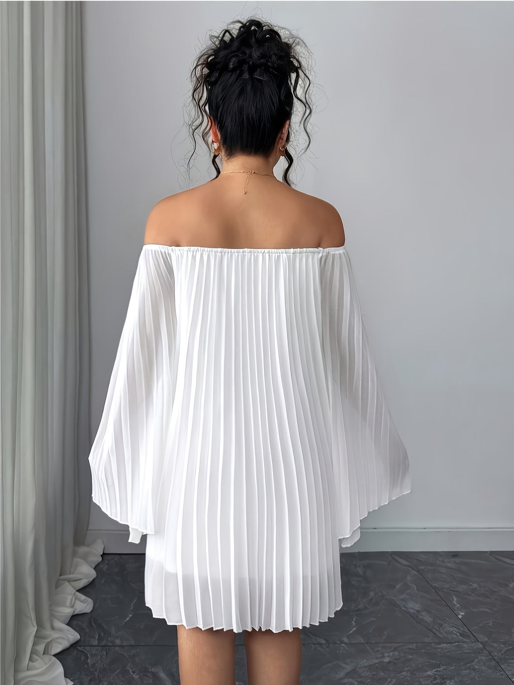 Robe courte grande taille — Voile plissé blanc, épaules nues