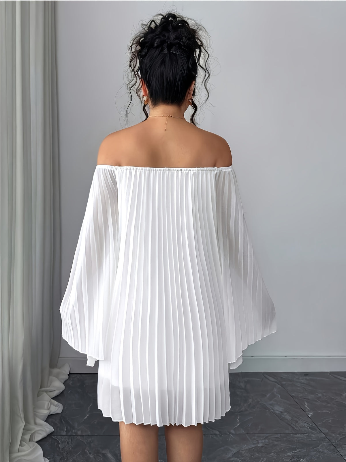 Robe courte grande taille — Voile plissé blanc, épaules nues