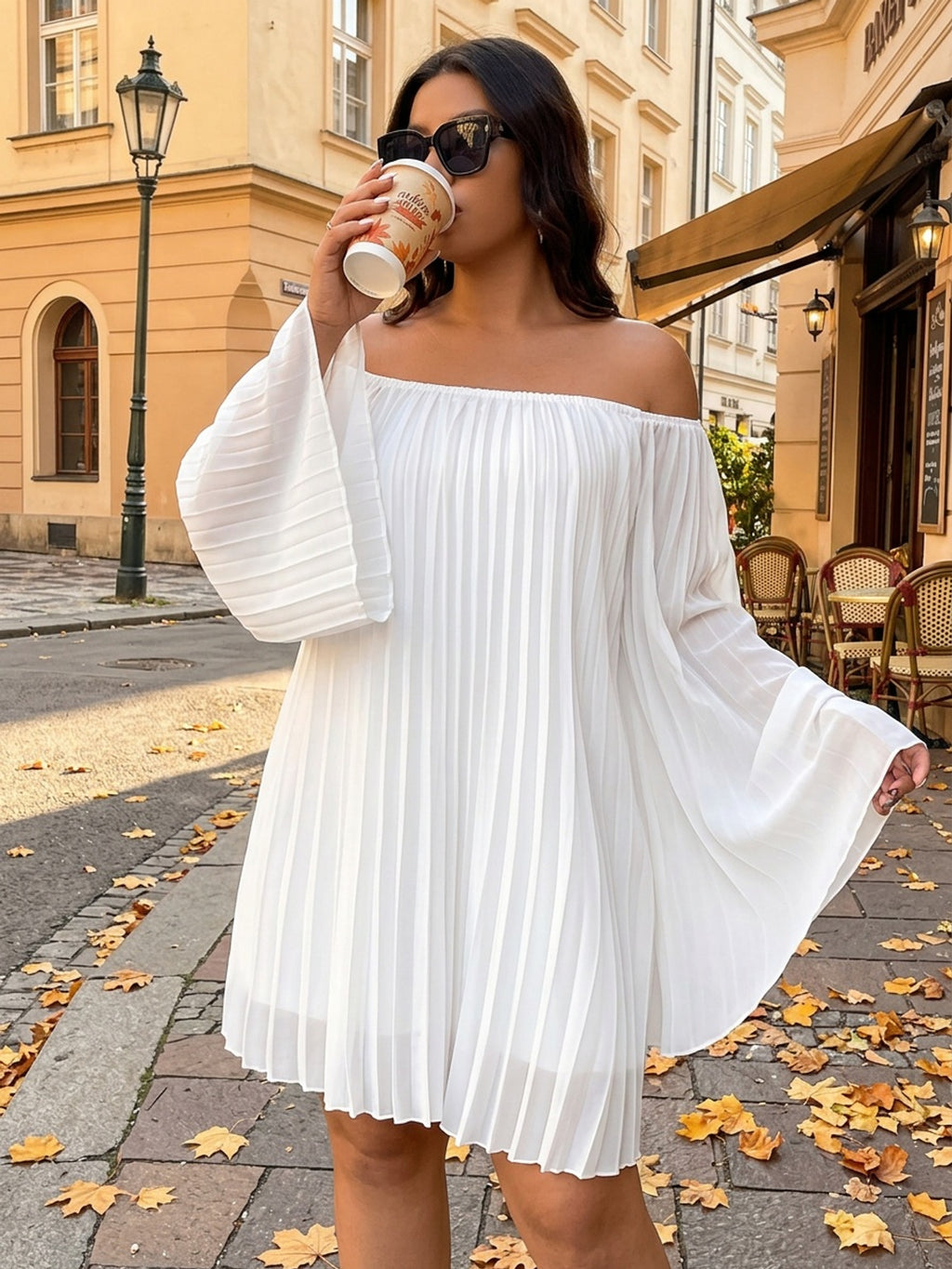 Robe courte grande taille — Voile plissé blanc, épaules nues