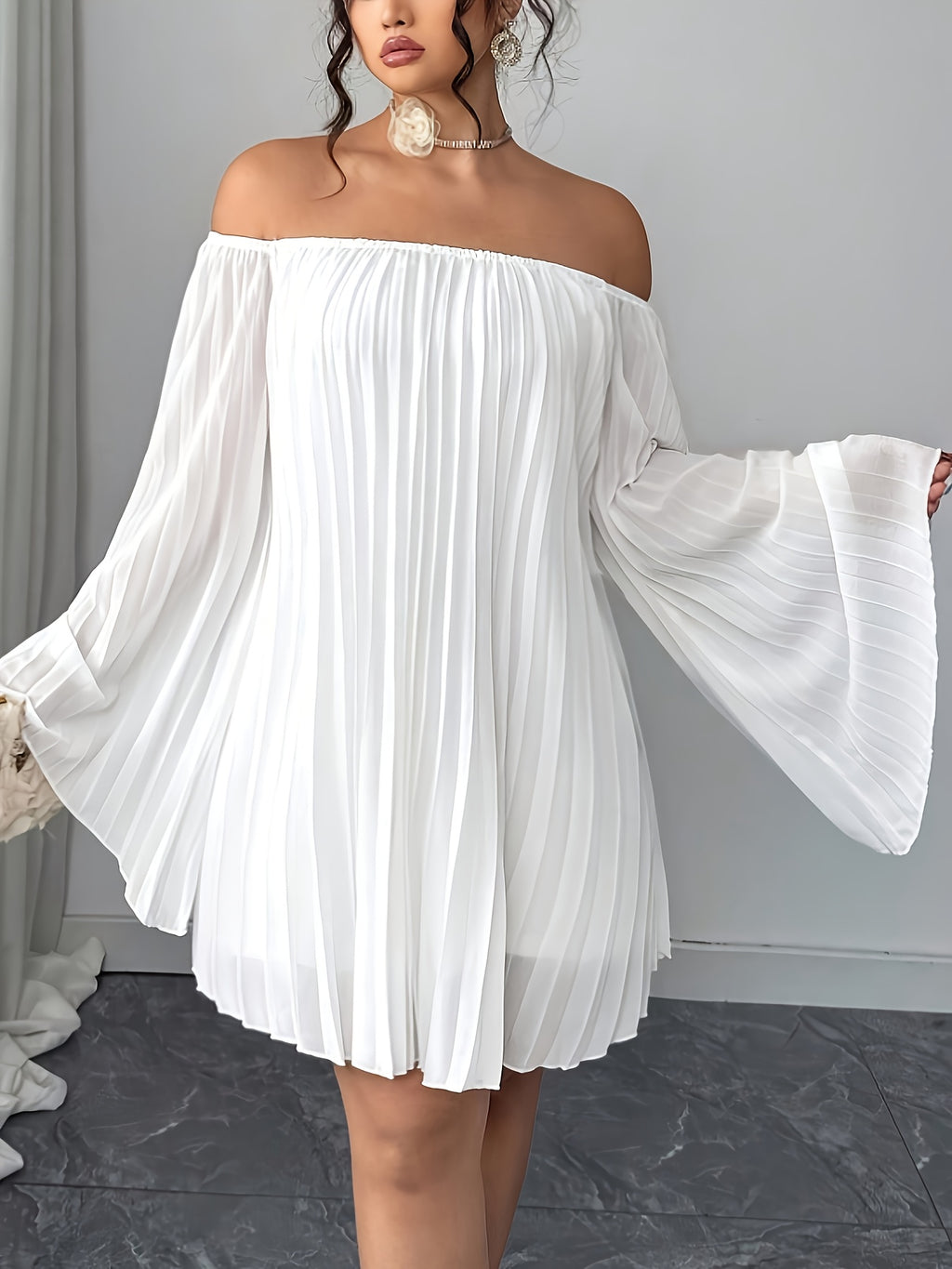 Robe courte grande taille — Voile plissé blanc, épaules nues