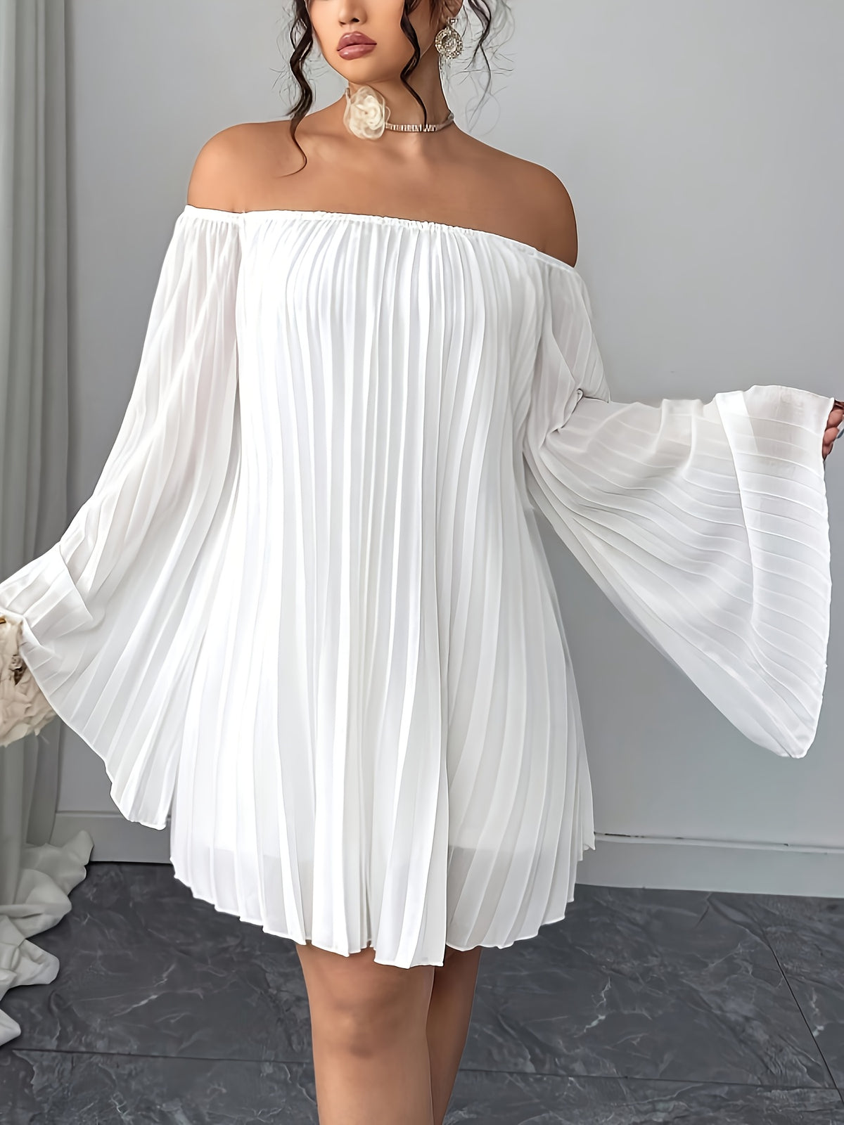 Robe courte grande taille — Voile plissé blanc, épaules nues