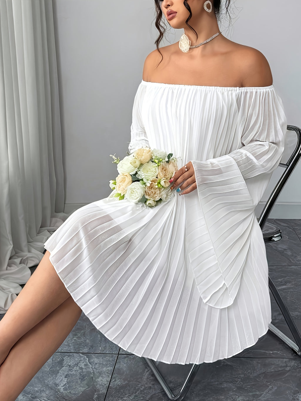 Robe courte grande taille — Voile plissé blanc, épaules nues