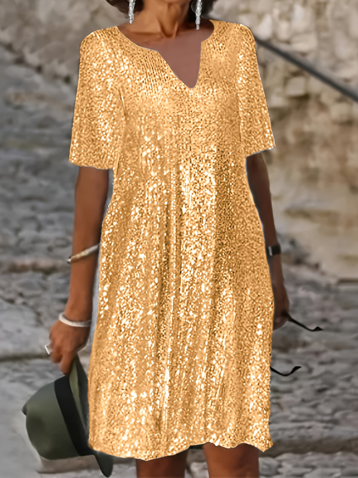 Robe courte grande taille — Sequins mats et col V échancré