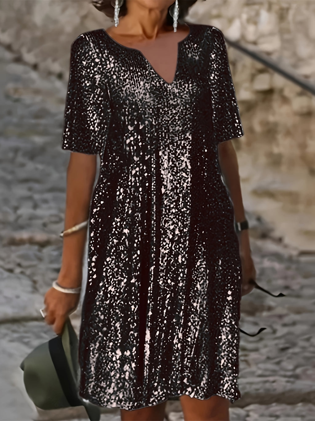 Robe courte grande taille — Sequins mats et col V échancré