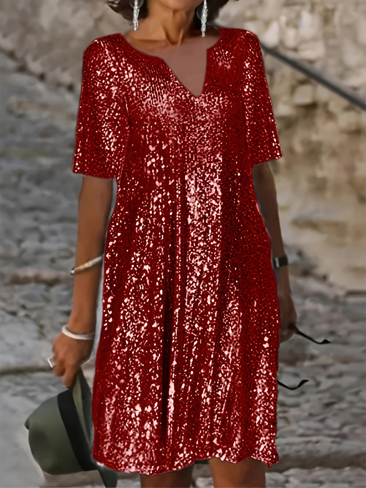 Robe courte grande taille — Sequins mats et col V échancré