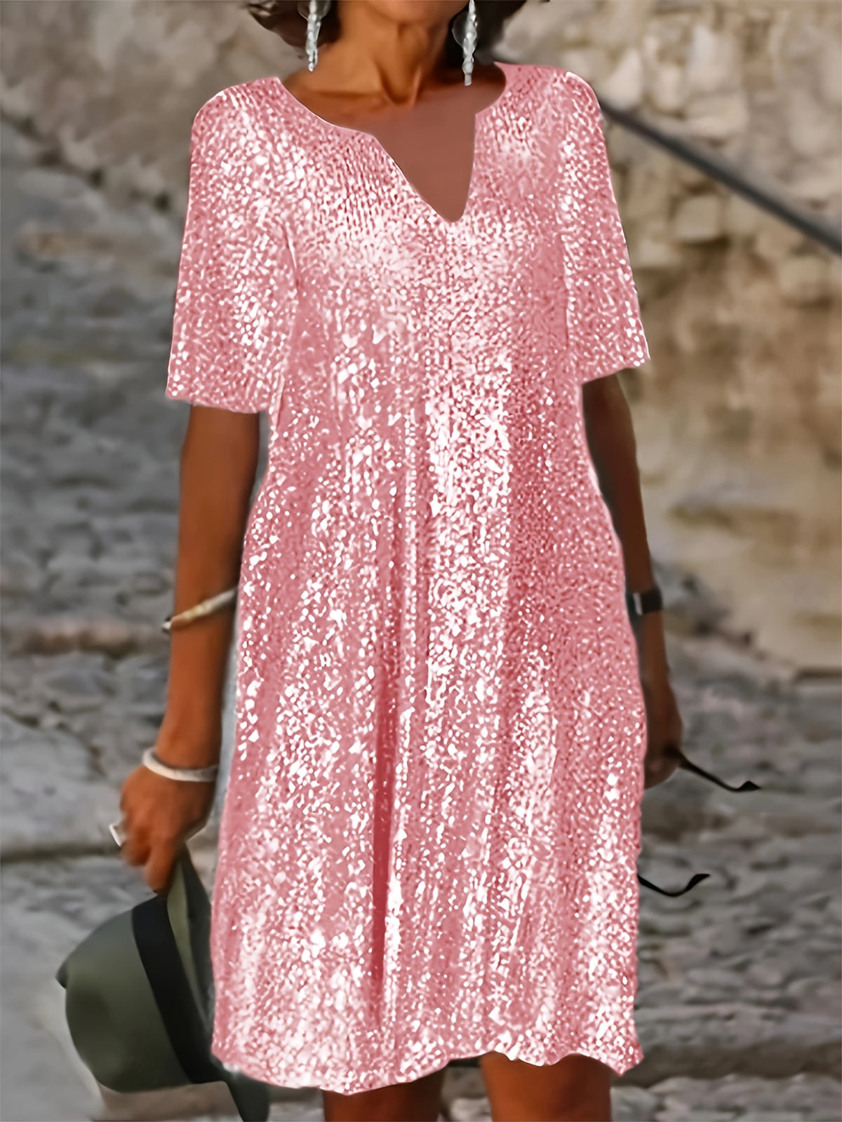 Robe courte grande taille — Sequins mats et col V échancré