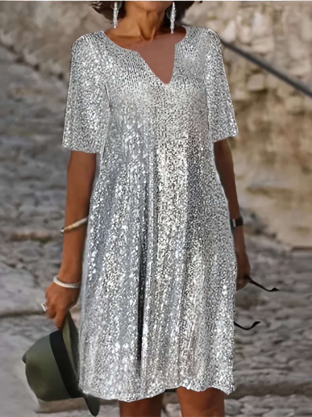 Robe courte grande taille — Sequins mats et col V échancré
