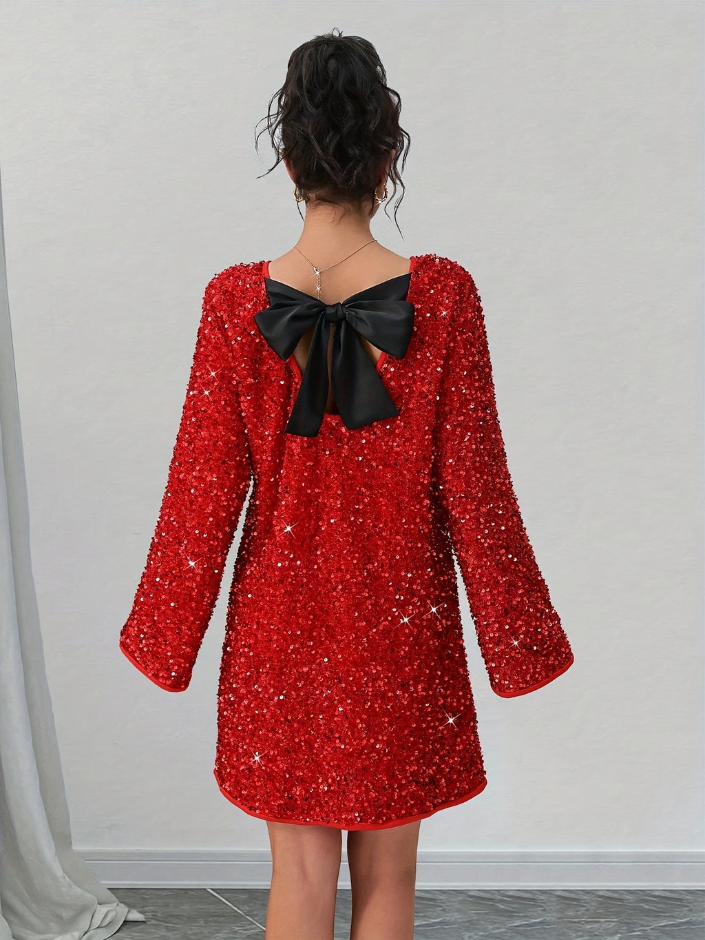 Robe courte grande taille — Sequins rouges et nœud dorsal